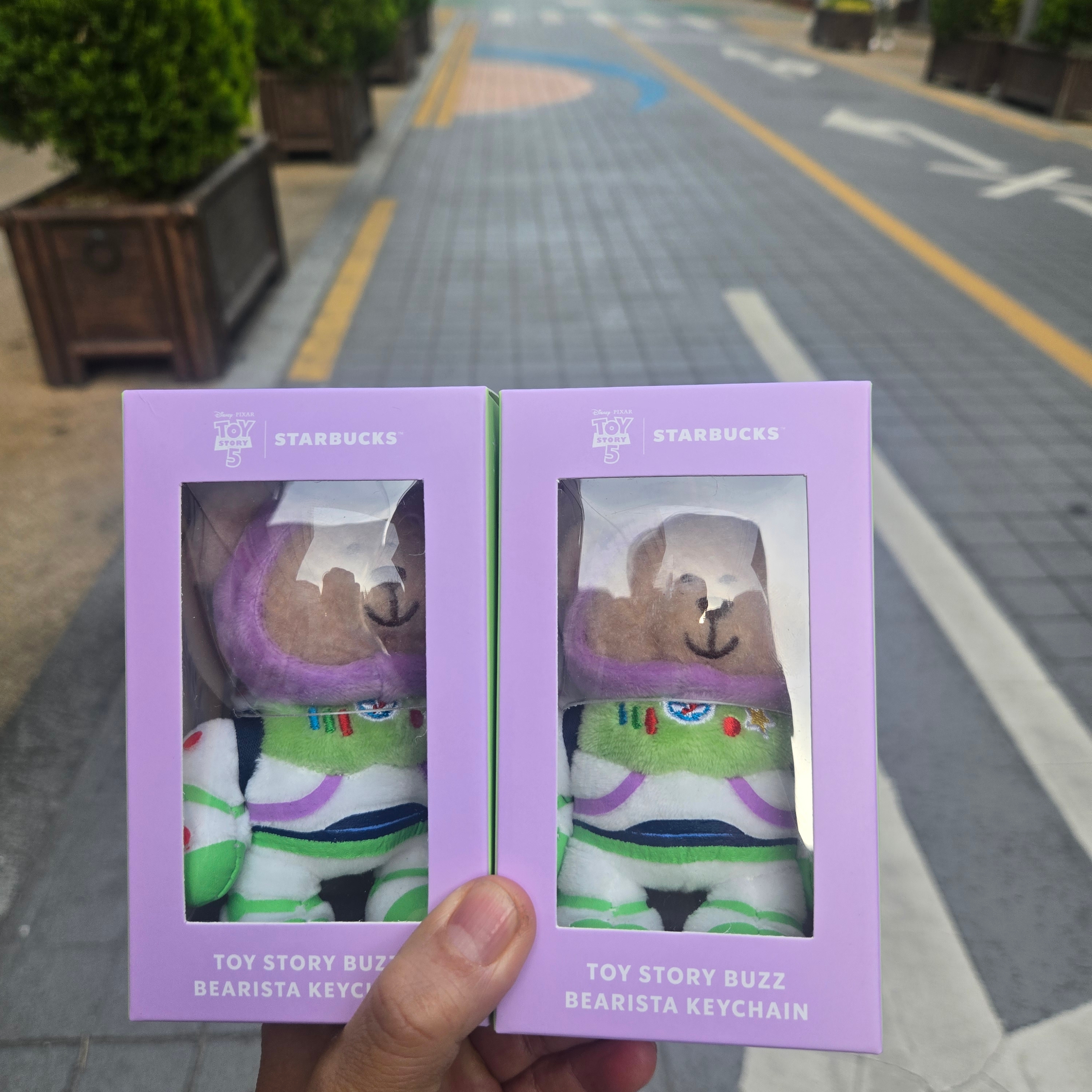 Starbucks x Toy Story 5 MD Buzz Bearista Keychain Purple 착용 스타일