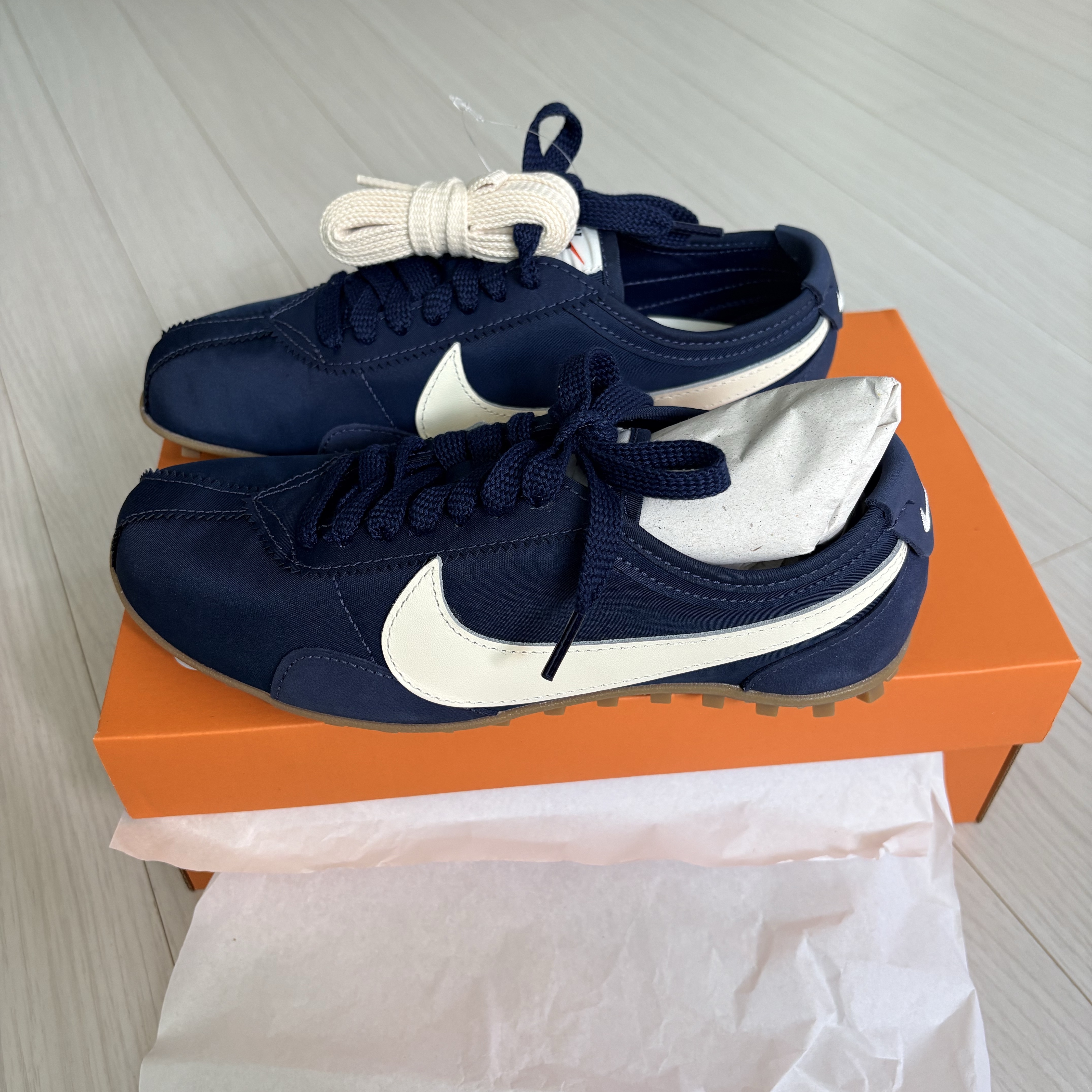 (W) Nike Moon Shoe OG Summit White Gum Light Brown, (W) Nike Moon Shoe OG Midnight Navy Gum Light Brown 착용 스타일