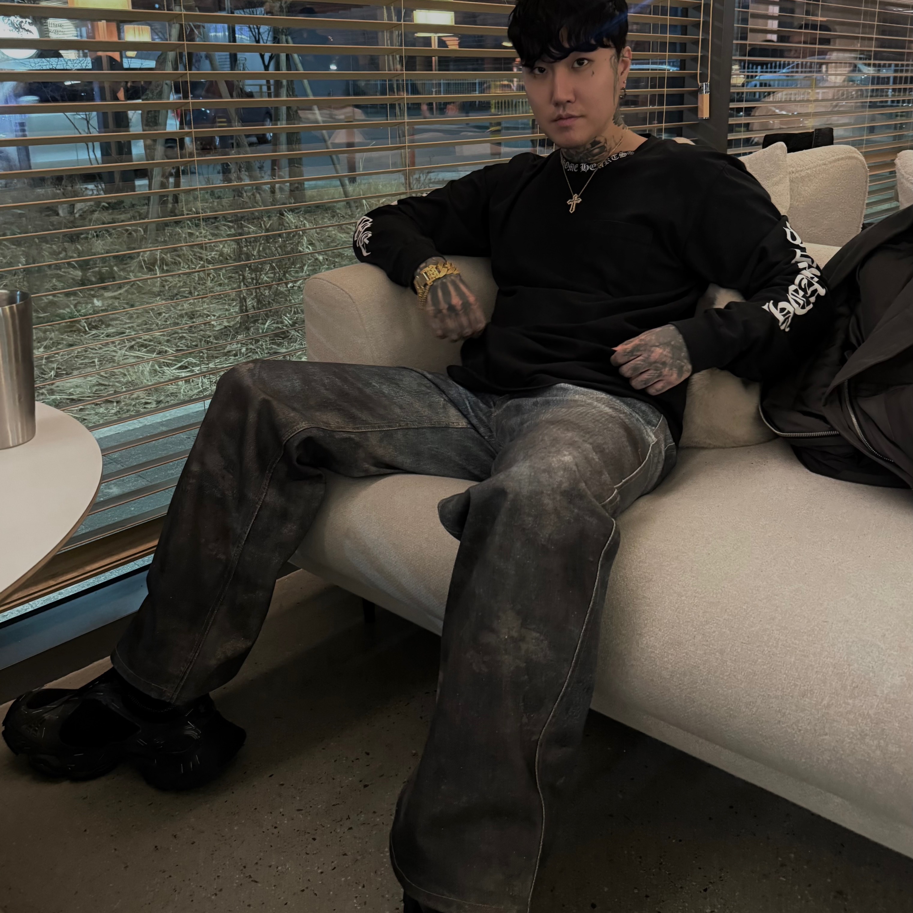 Balenciaga Stapler Sneaker Black, Andersson Bell Festival Mud Printed Jeans Blue 착용 스타일