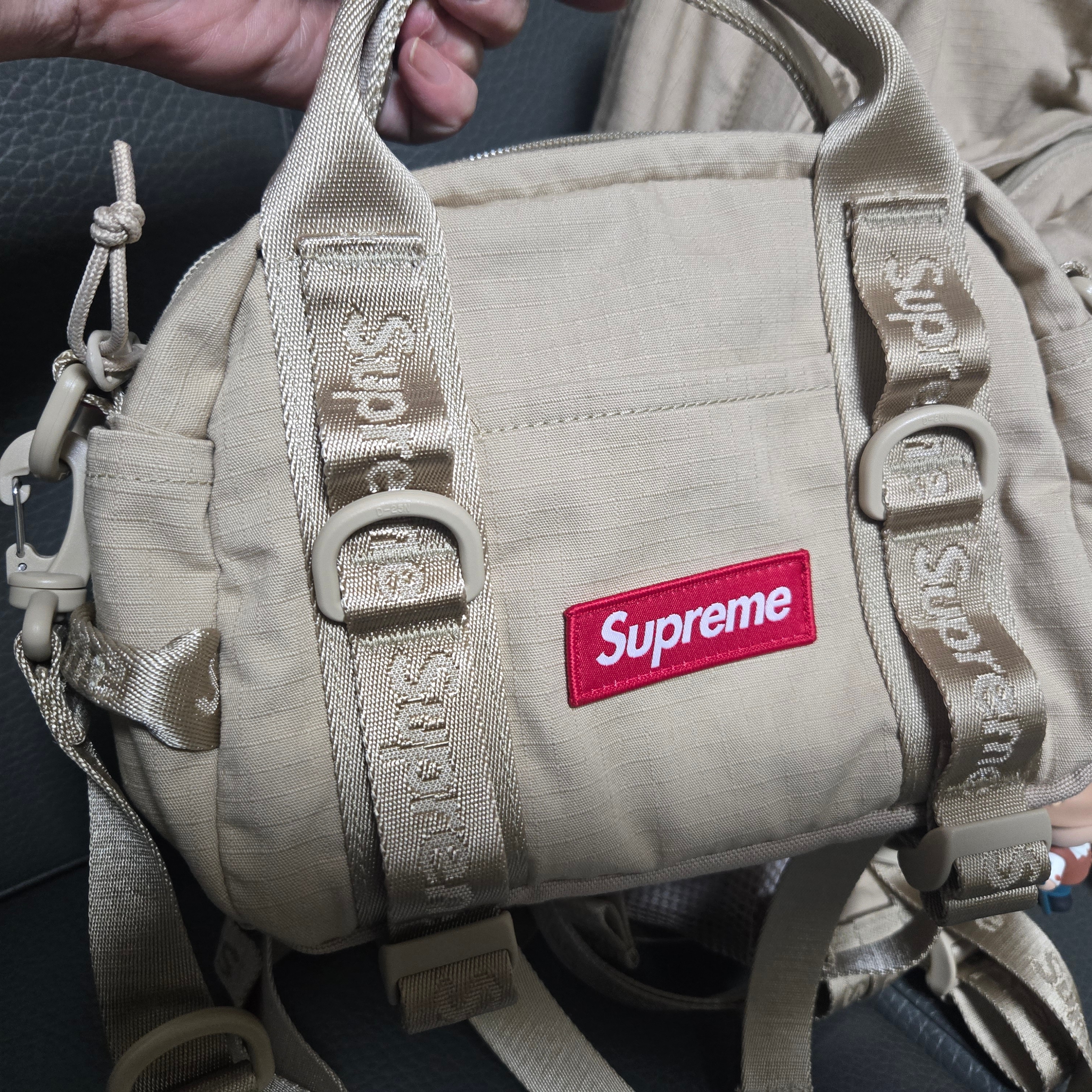 Supreme Mini Duffle Bag Tan - 26SS, Supreme Backpack Tan - 26SS 착용 스타일 - 2