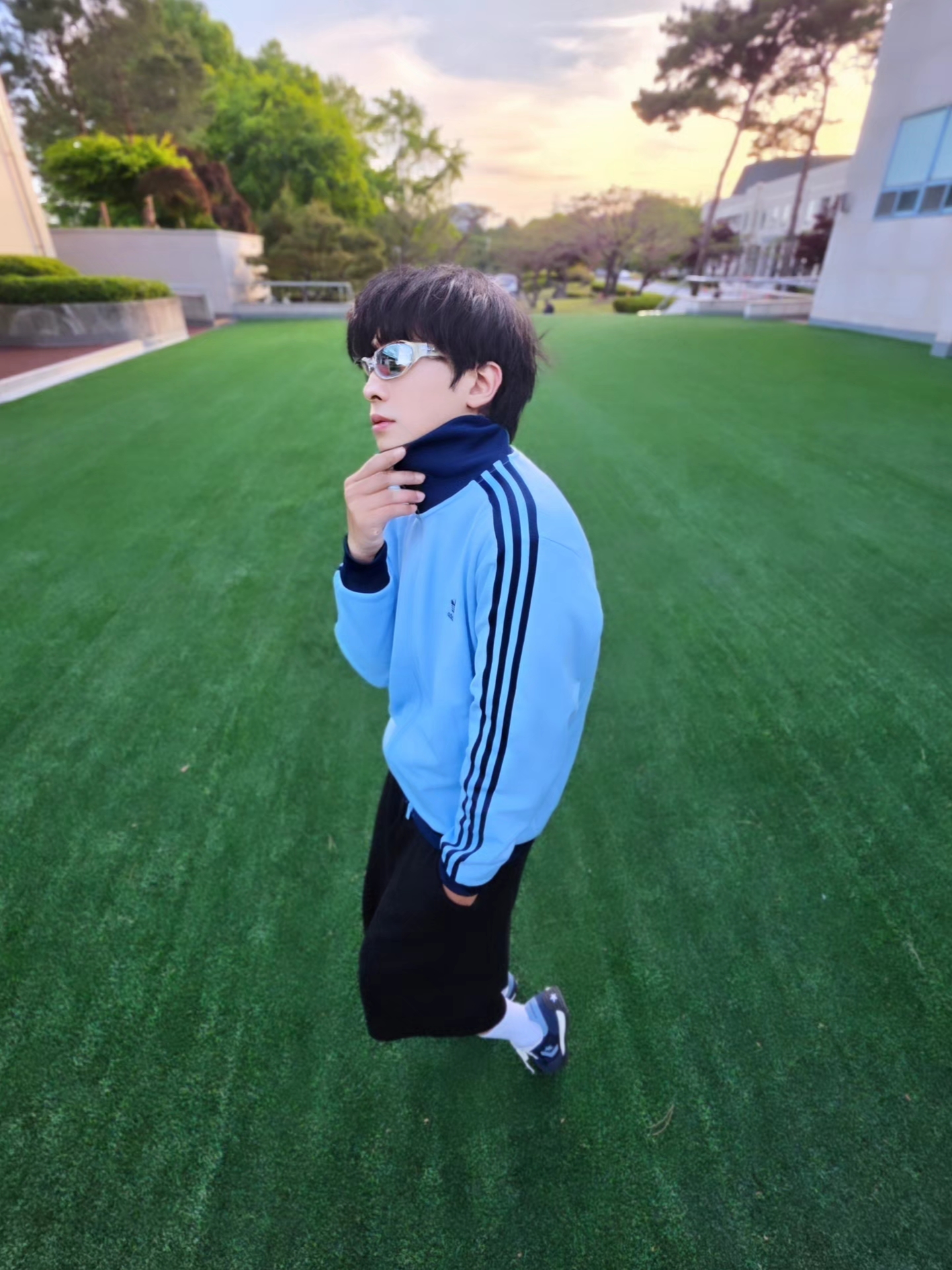 Adidas Adicolor Classic Beckenbauer Track Top Clear Sky Night Indigo - KR Sizing, Converse Run Star Trainer Retro Sport Azul 착용 스타일 - 3