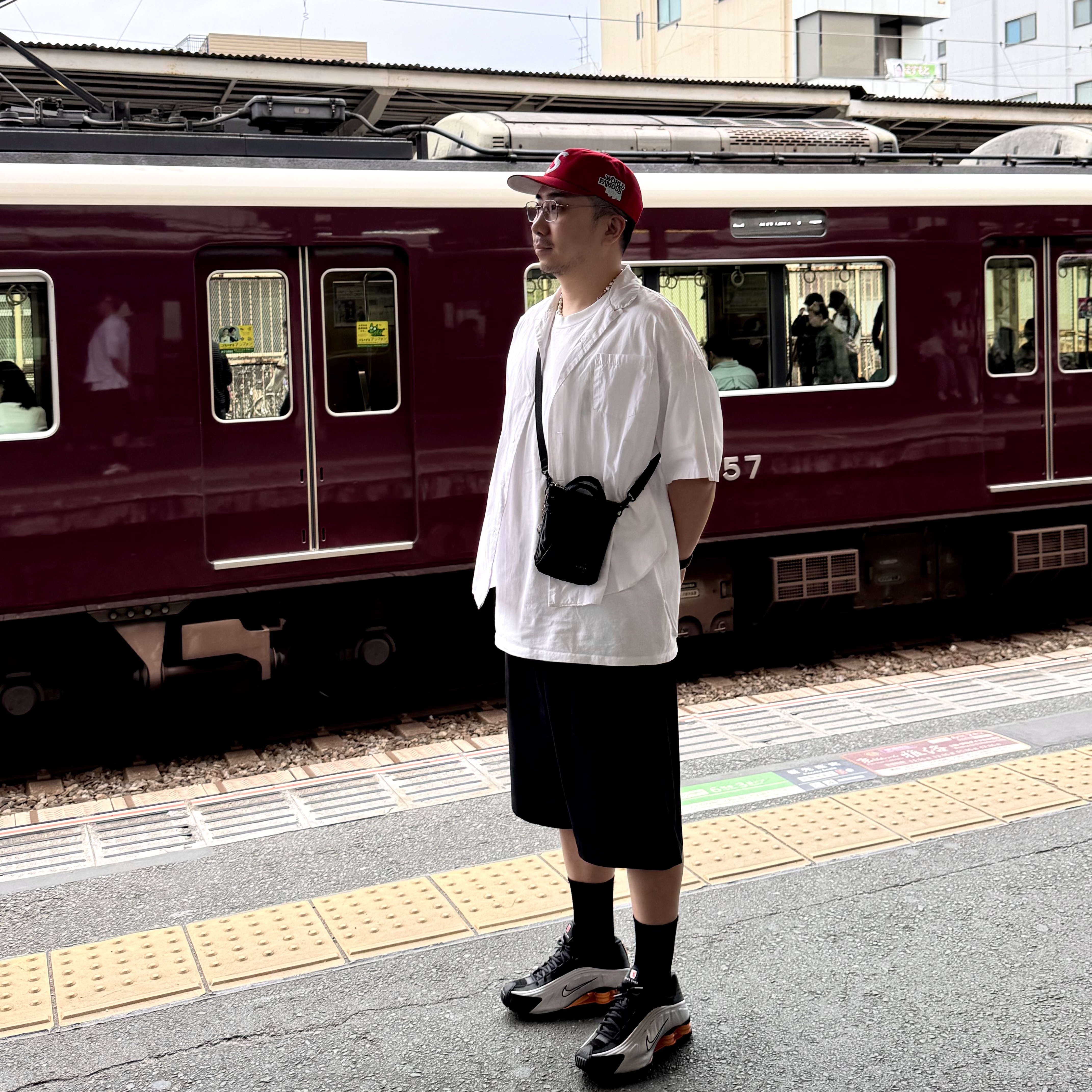 Nike Shox R4 Black Vast Grey, Supreme World Famous S Logo 6-Panel Red - 26SS 착용 스타일
