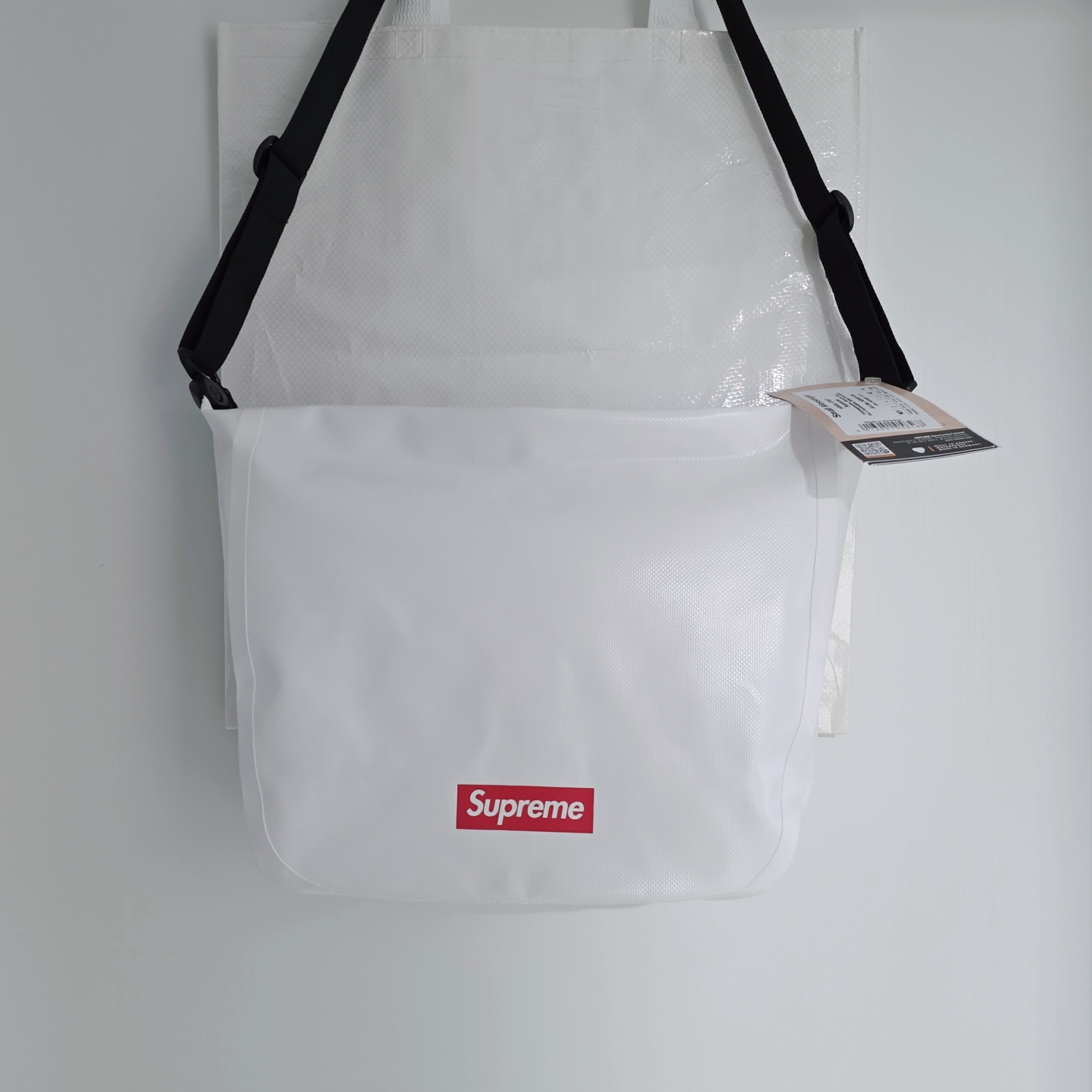 Supreme x Ortlieb Small Messenger Bag White - 24SS 착용 스타일 - 1