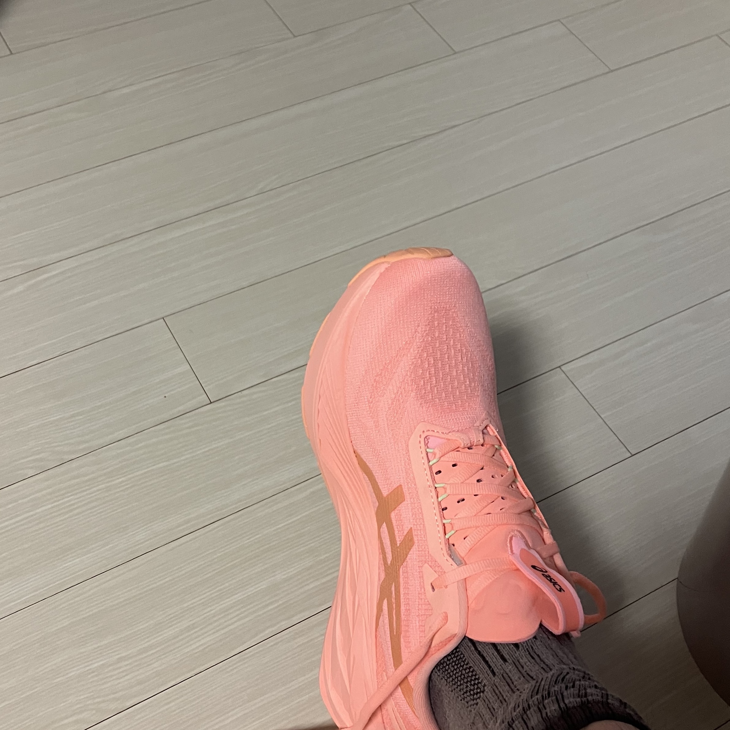 Asics Novablast 4 LE Bright Sunstone Faded Orange 착용 스타일
