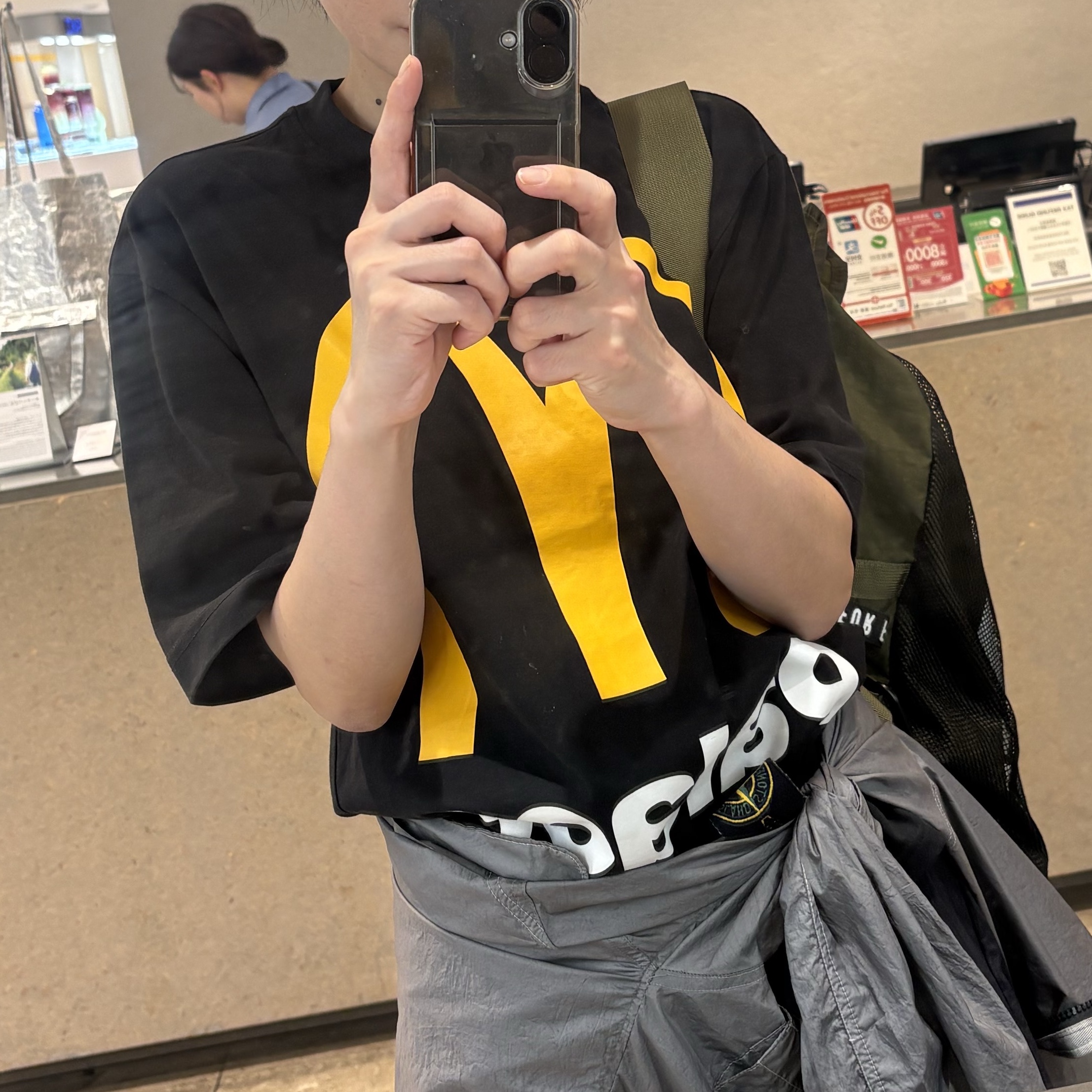 Palace x McDonald's Logo T-Shirt Black - 23FW 착용 스타일