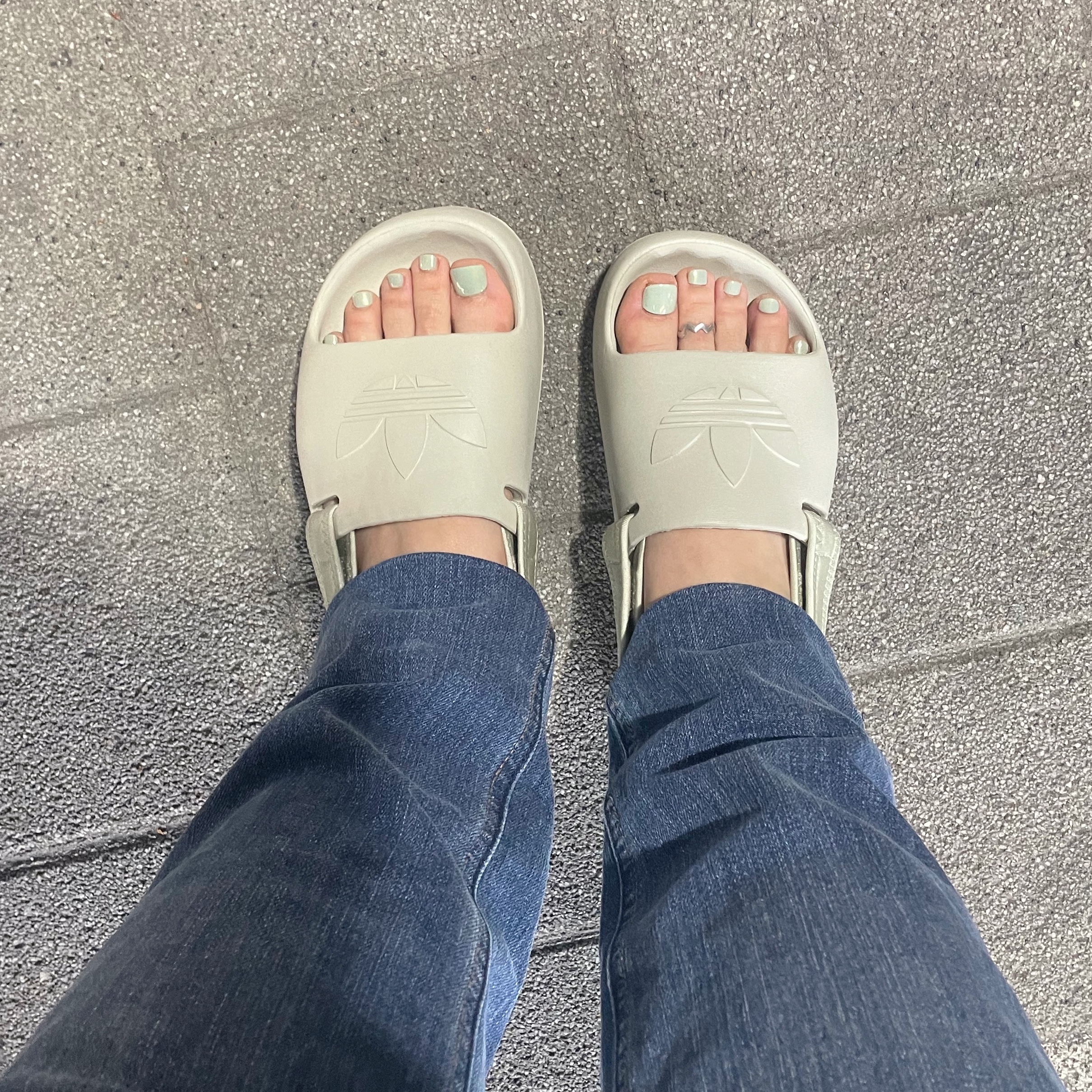 (J) Adidas Adifom Adilette Slides Putty Grey 착용 스타일 - 2