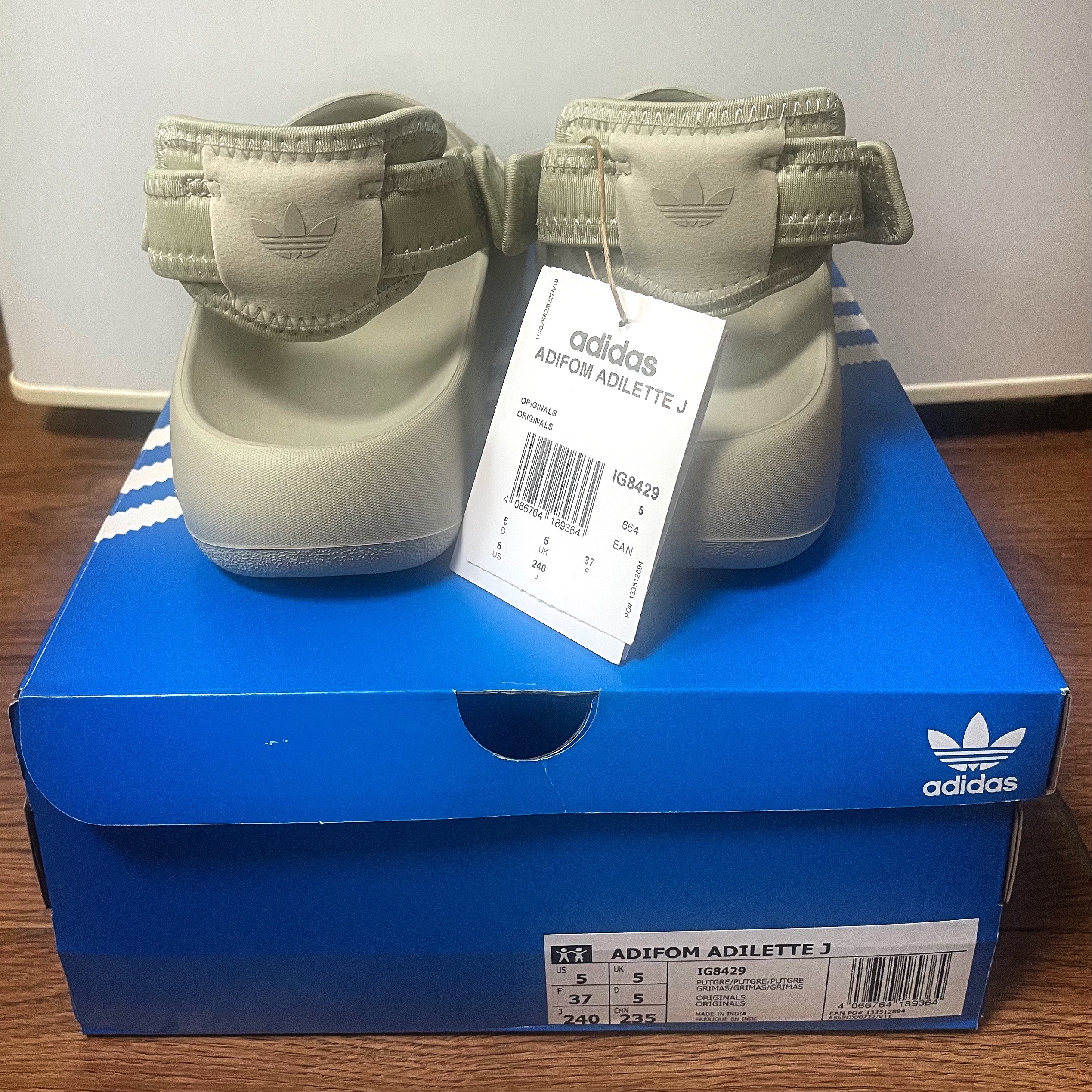 (J) Adidas Adifom Adilette Slides Putty Grey 착용 스타일 - 4