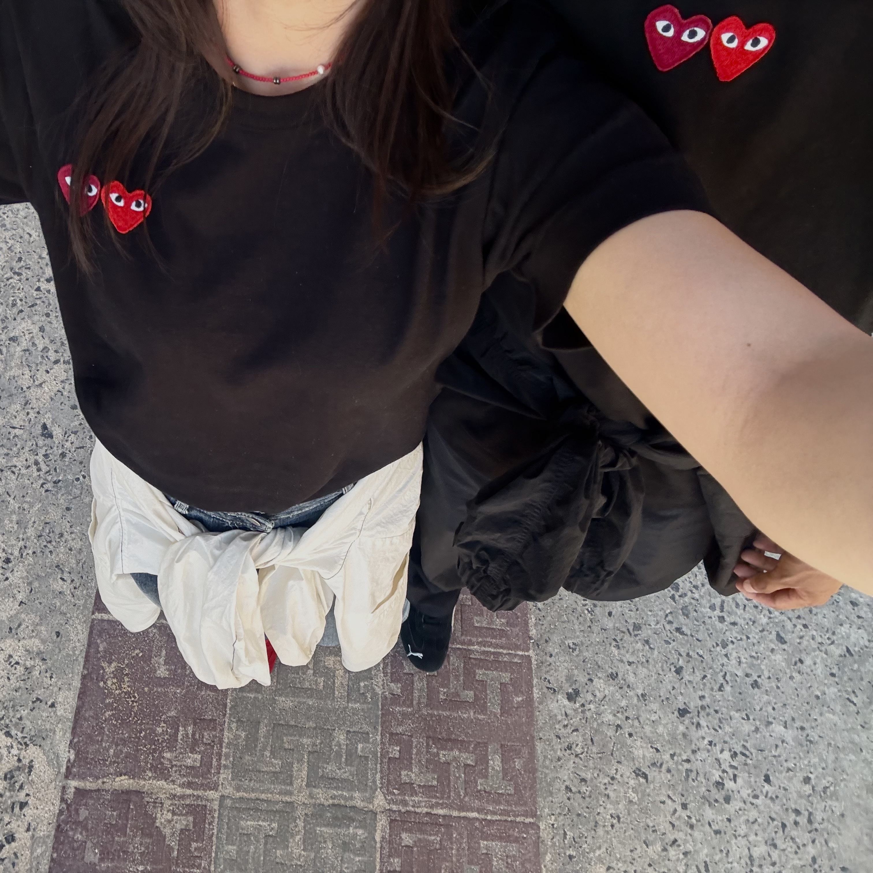 Play Comme des Garcons Double Heart T-Shirt Black, (W) Matin Kim Logo Coating Jumper Ivory 착용 스타일 - 1
