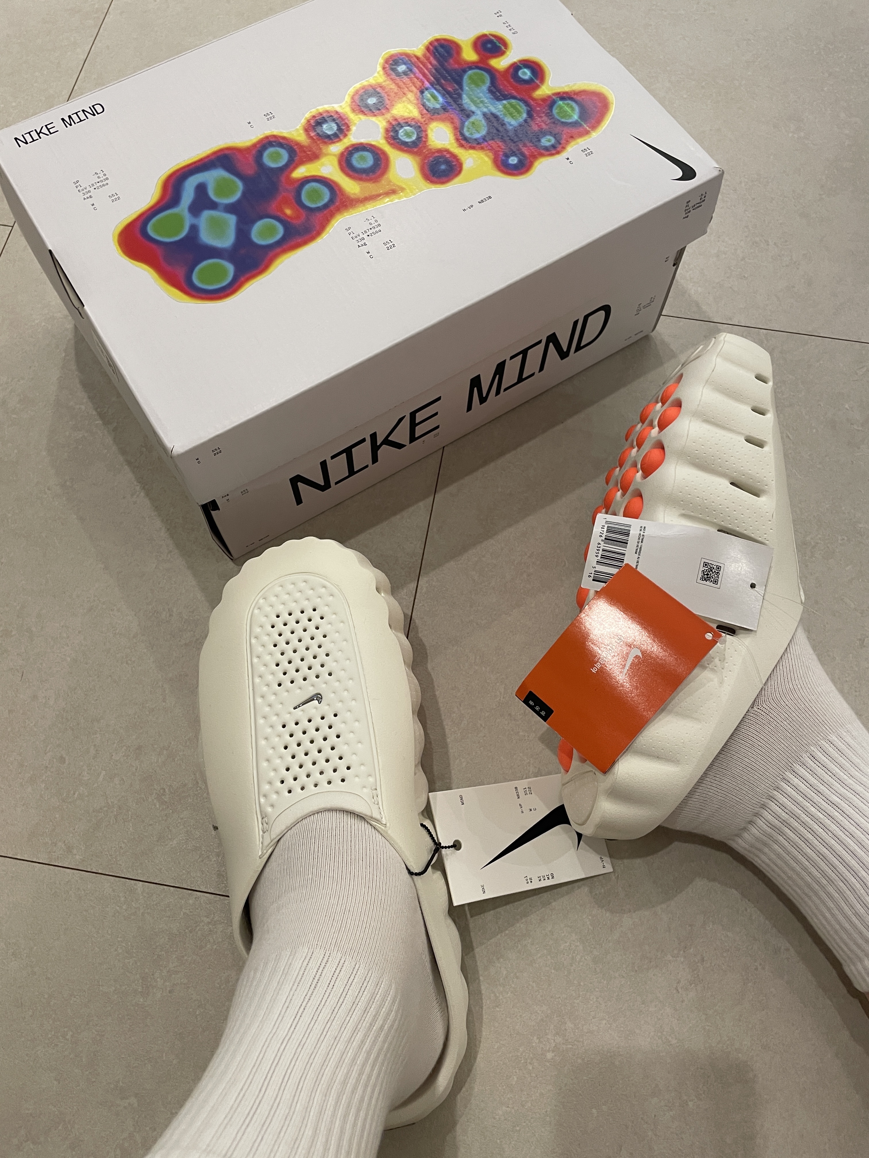 (W) Nike Mind 001 Sail Hyper Crimson 착용 스타일 - 1
