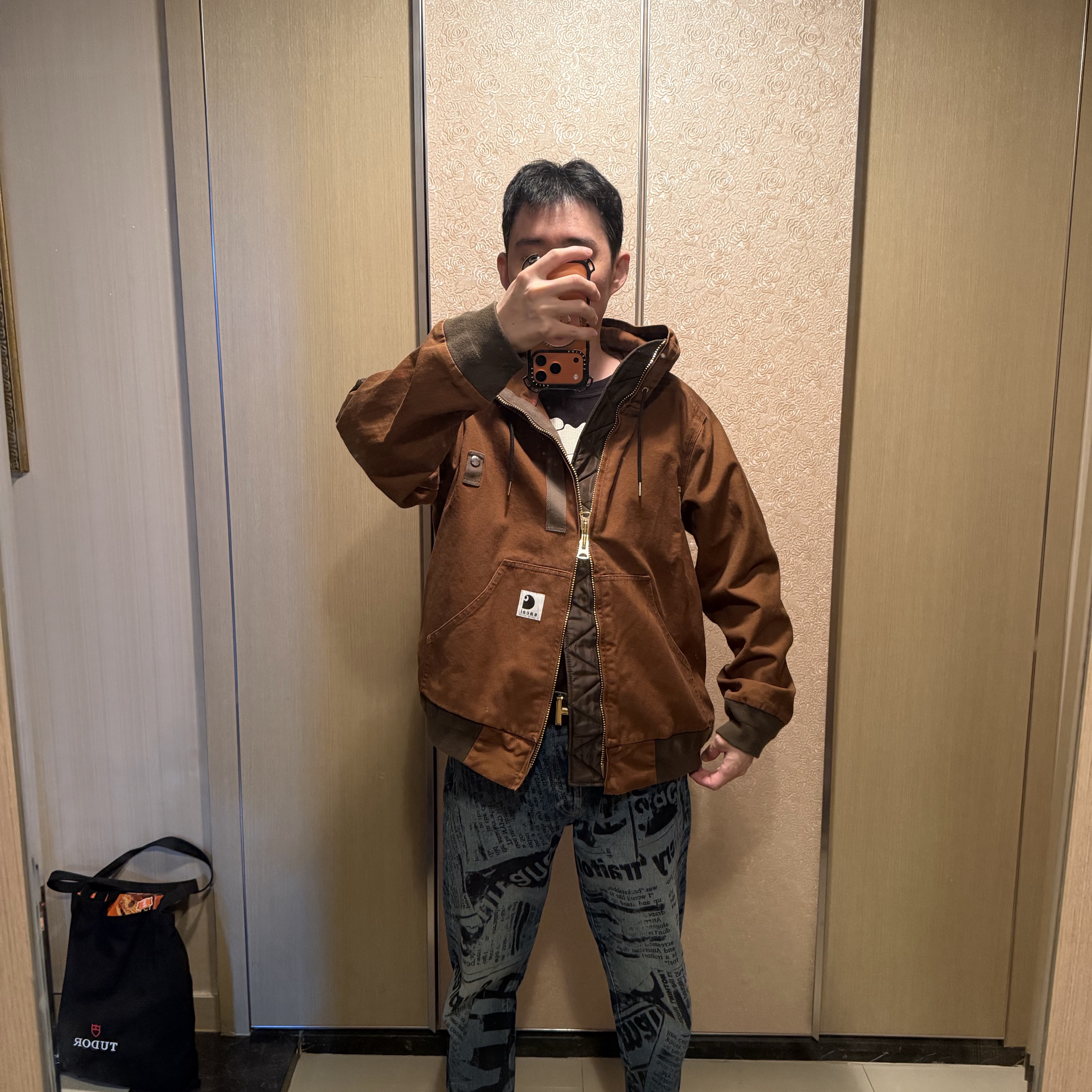 Sacai x Carhartt WIP Washed Duck Hooded Blouson Dark Beige 착용 스타일 - 5