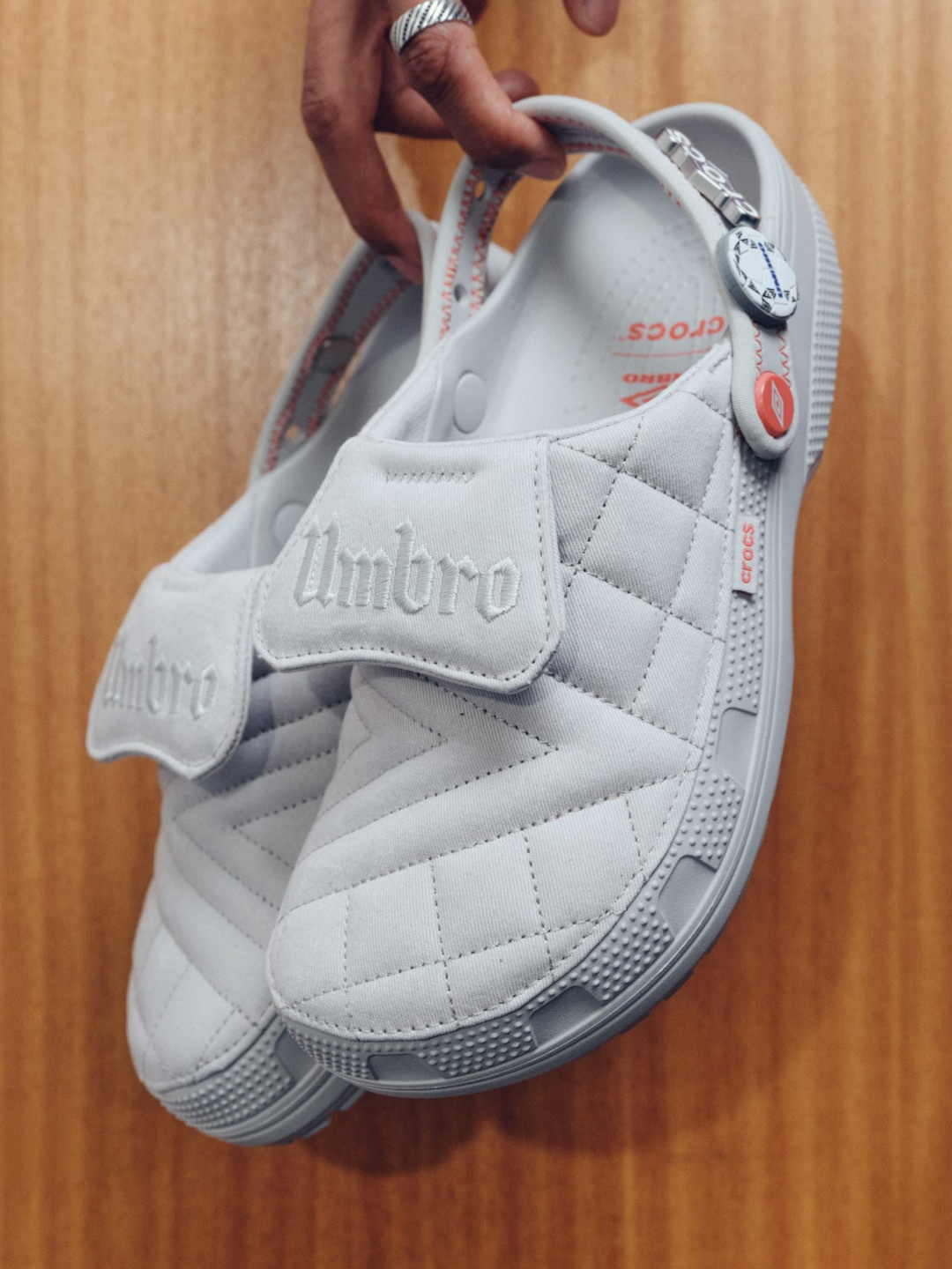 Crocs x Umbro Crafted Clog Atmosphere, Crocs x Umbro Classic Clog Bone Slate Grey 착용 스타일 - 3