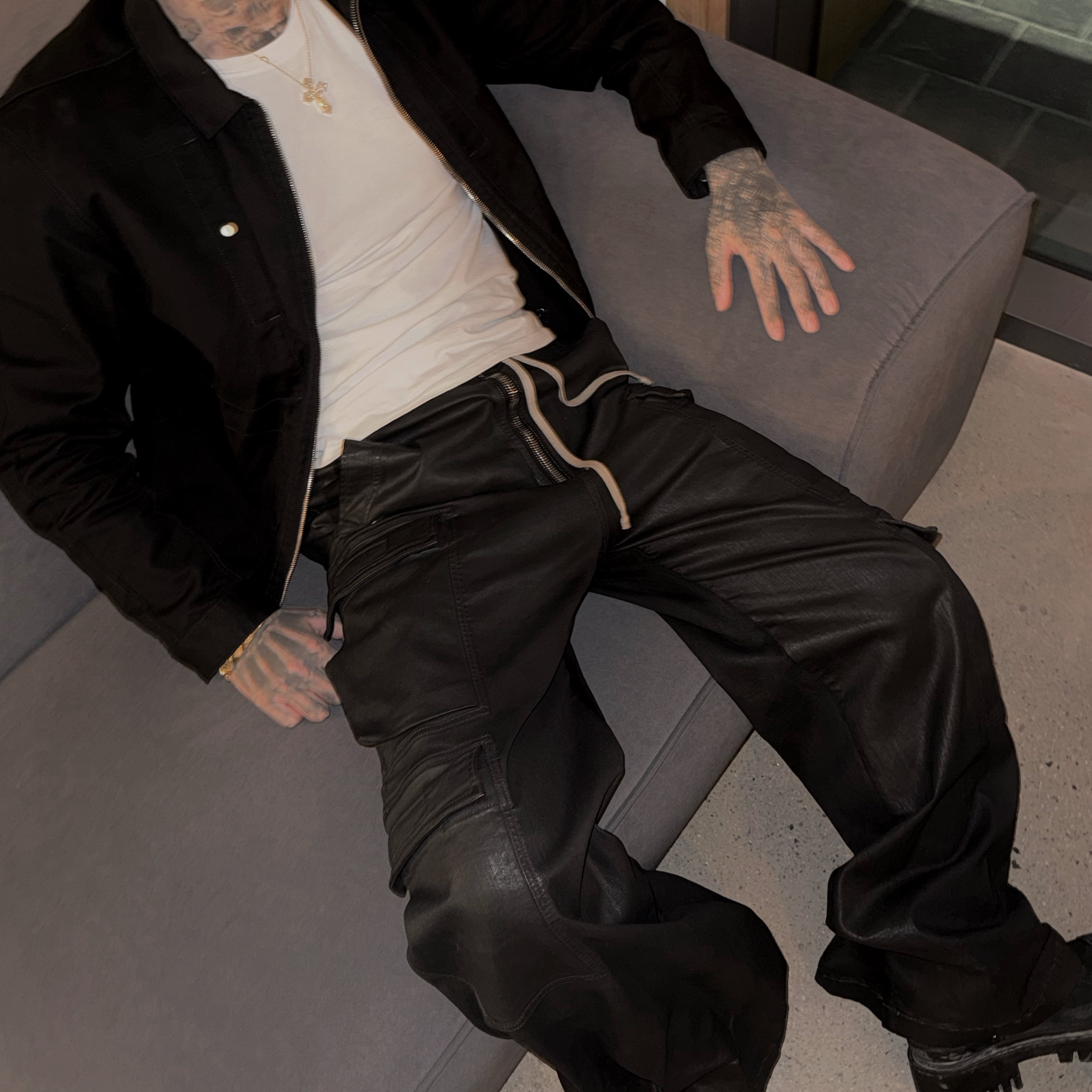 Rick Owens Double Cargo Pants Black, Balenciaga Combat Strike 20mm Boots Black 착용 스타일 - 1