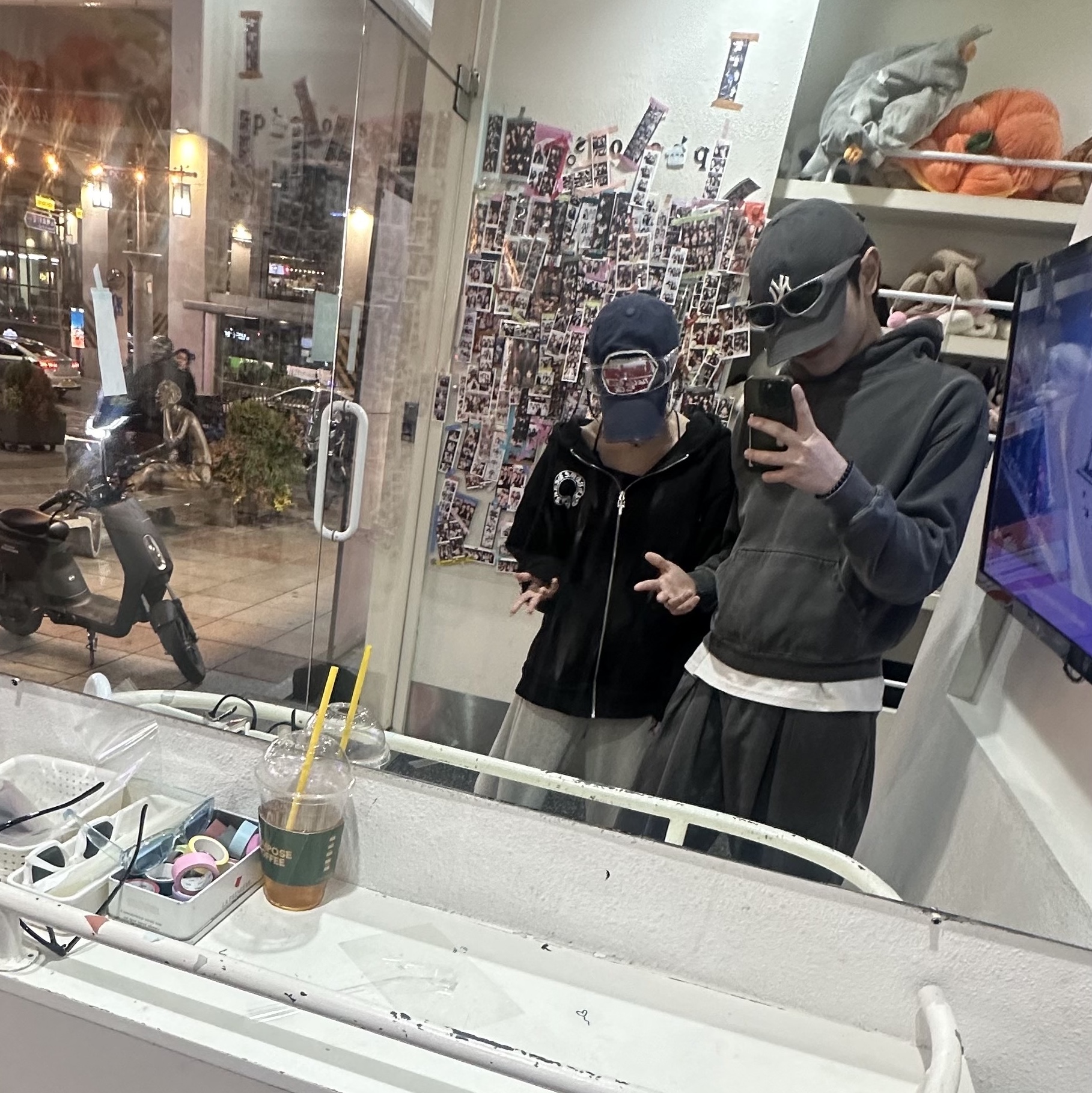 IAB Studio Pigment Hoodie Black 착용 스타일 - 2