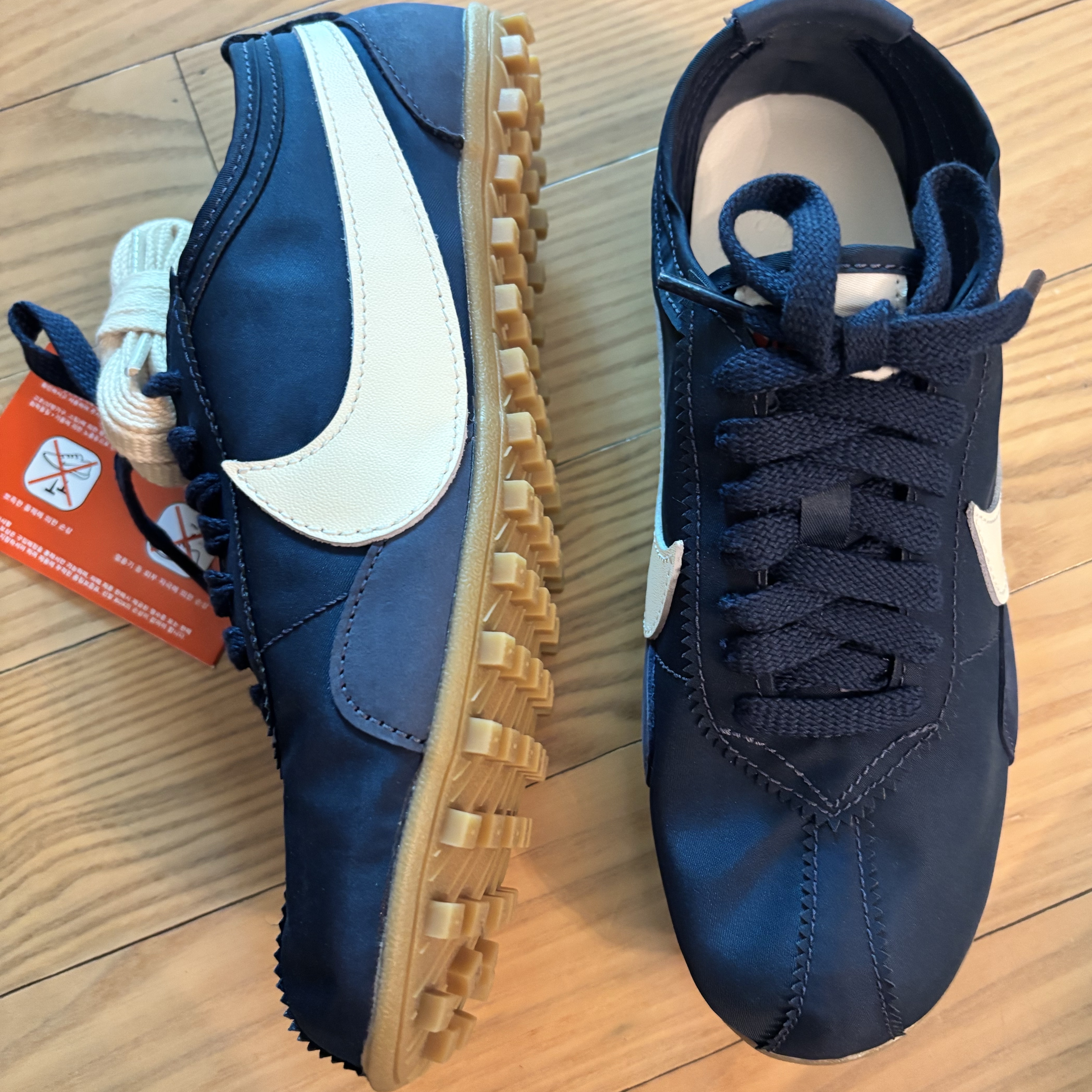 (W) Nike Moon Shoe OG Midnight Navy Gum Light Brown 착용 스타일 - 2