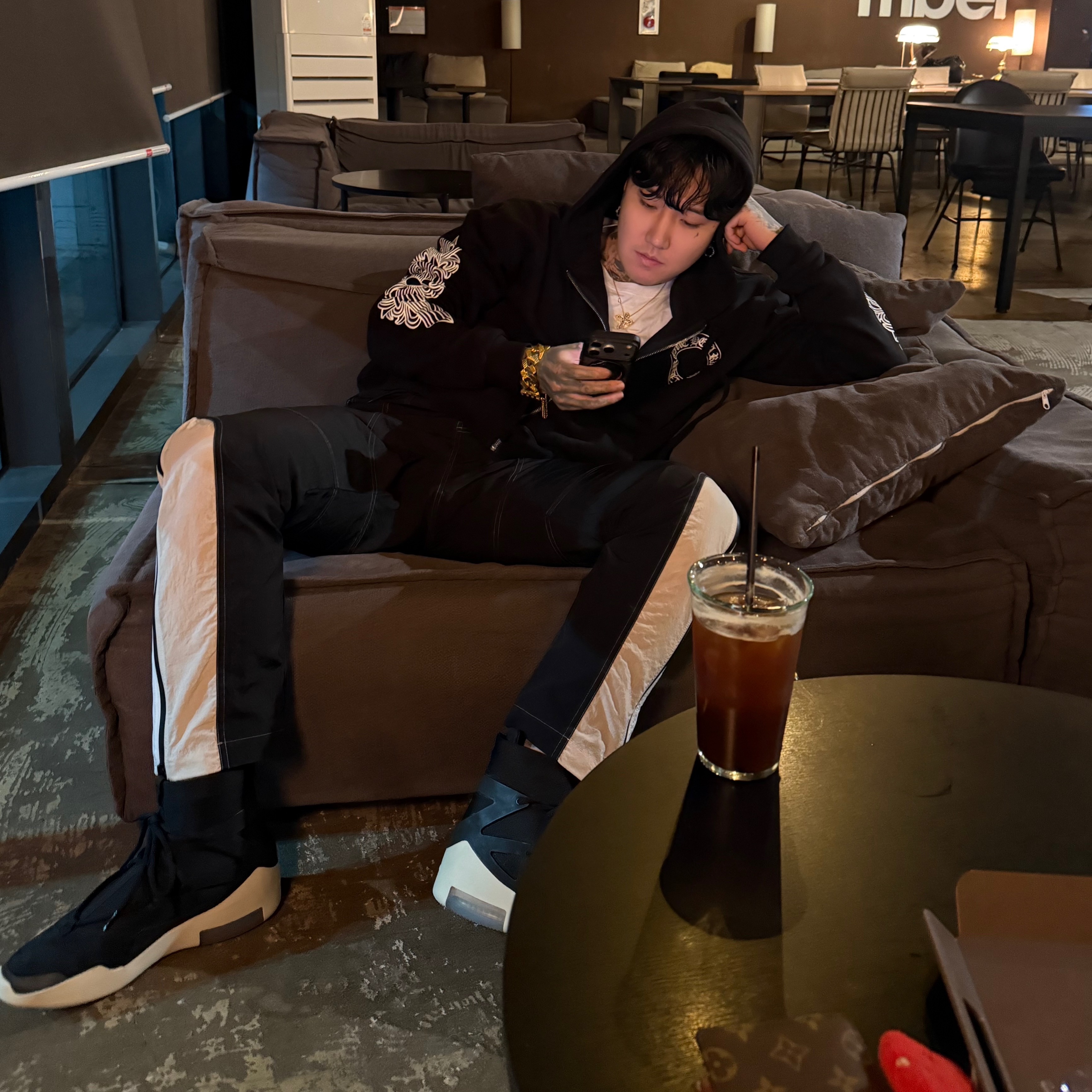 NIke x Fear of God Air Fear of God 1 Black, Chrome Hearts Horseshoe Floral Fleece Zip-Up Hoodie Black 착용 스타일 - 1