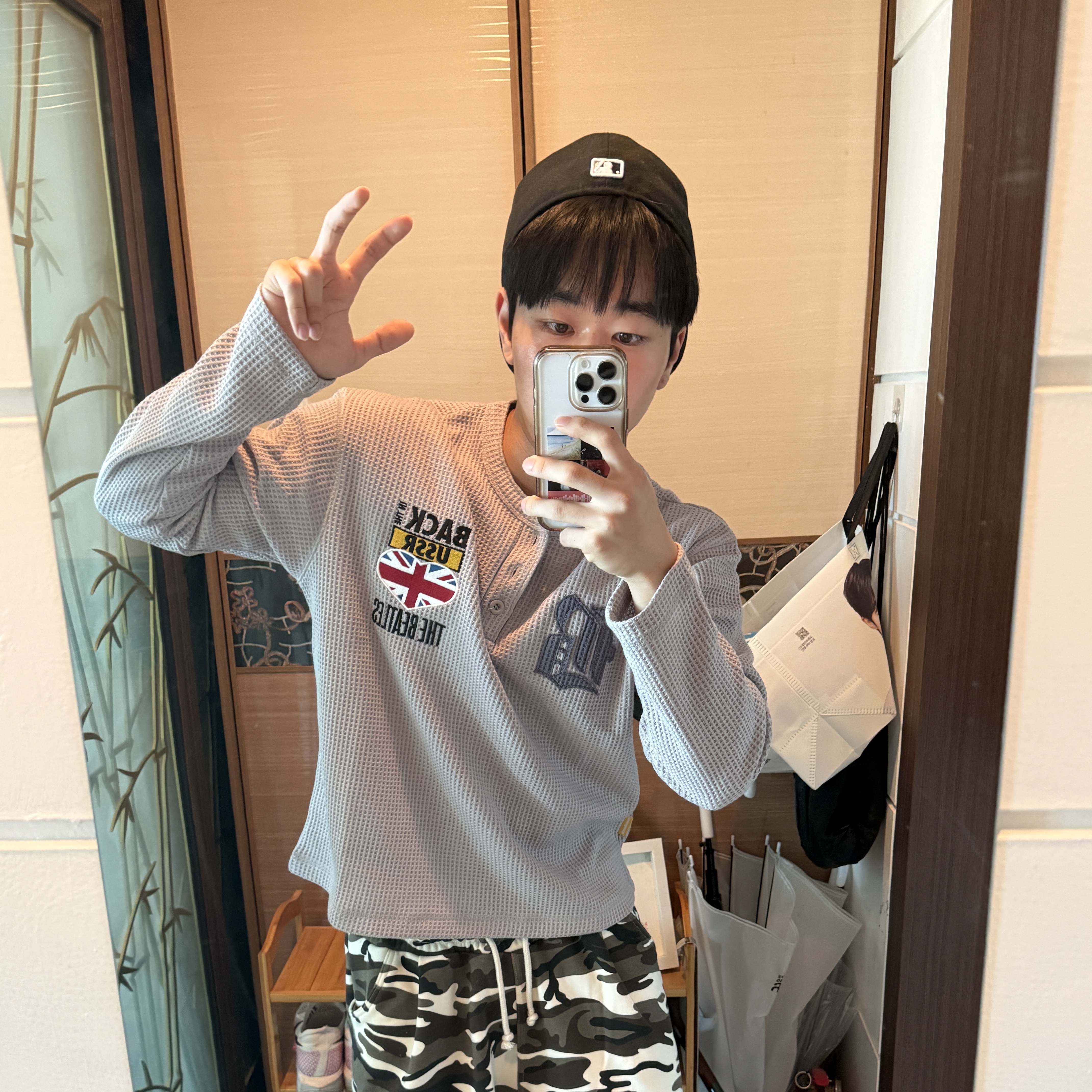 MAINBOOTH Beatles x Waffleton Henley Neck T-Shirt Beige 착용 스타일 - 1