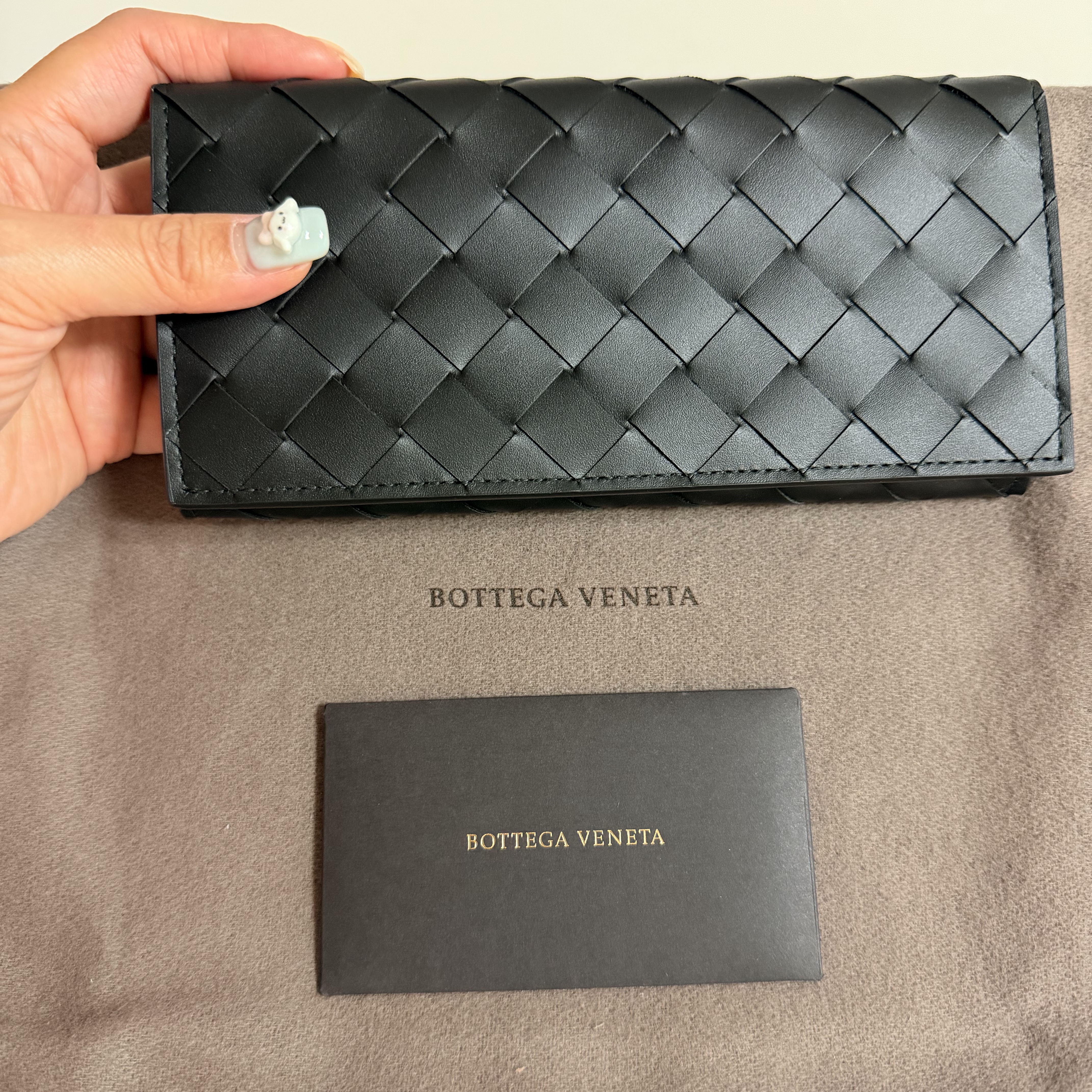 Bottega Veneta Calfskin Long Wallet Black 착용 스타일