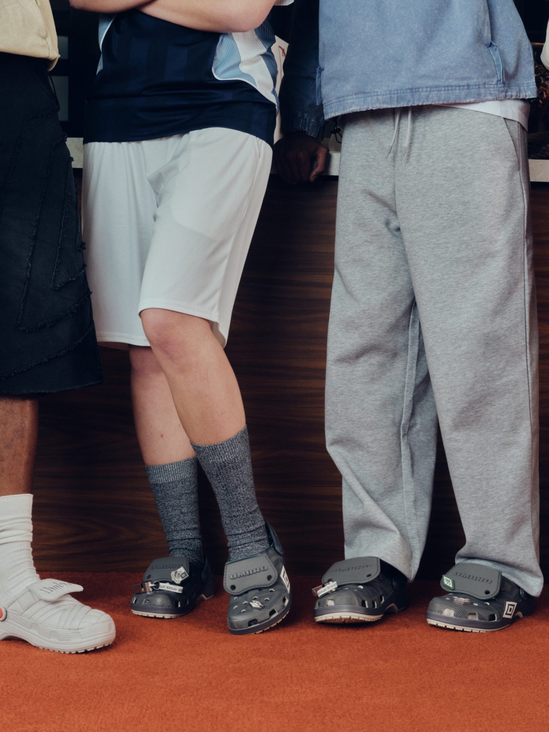 Crocs x Umbro Crafted Clog Atmosphere, Crocs x Umbro Classic Clog Bone Slate Grey 착용 스타일 - 4