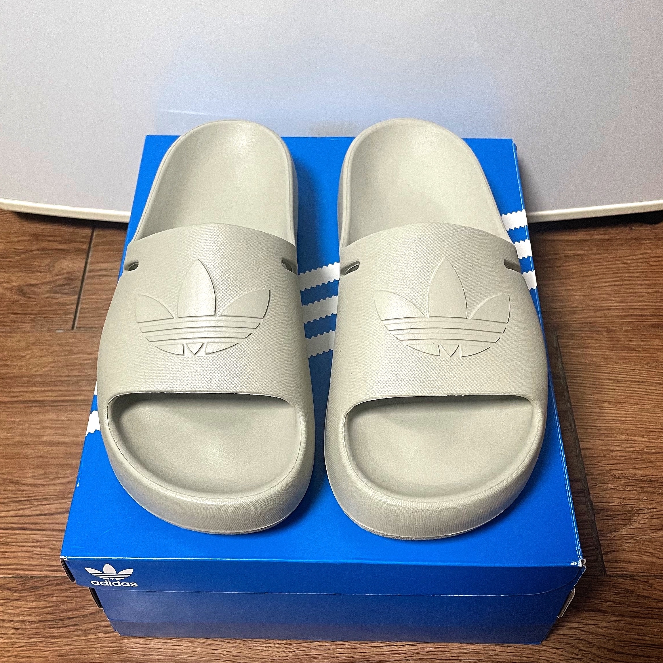 (J) Adidas Adifom Adilette Slides Putty Grey 착용 스타일 - 3