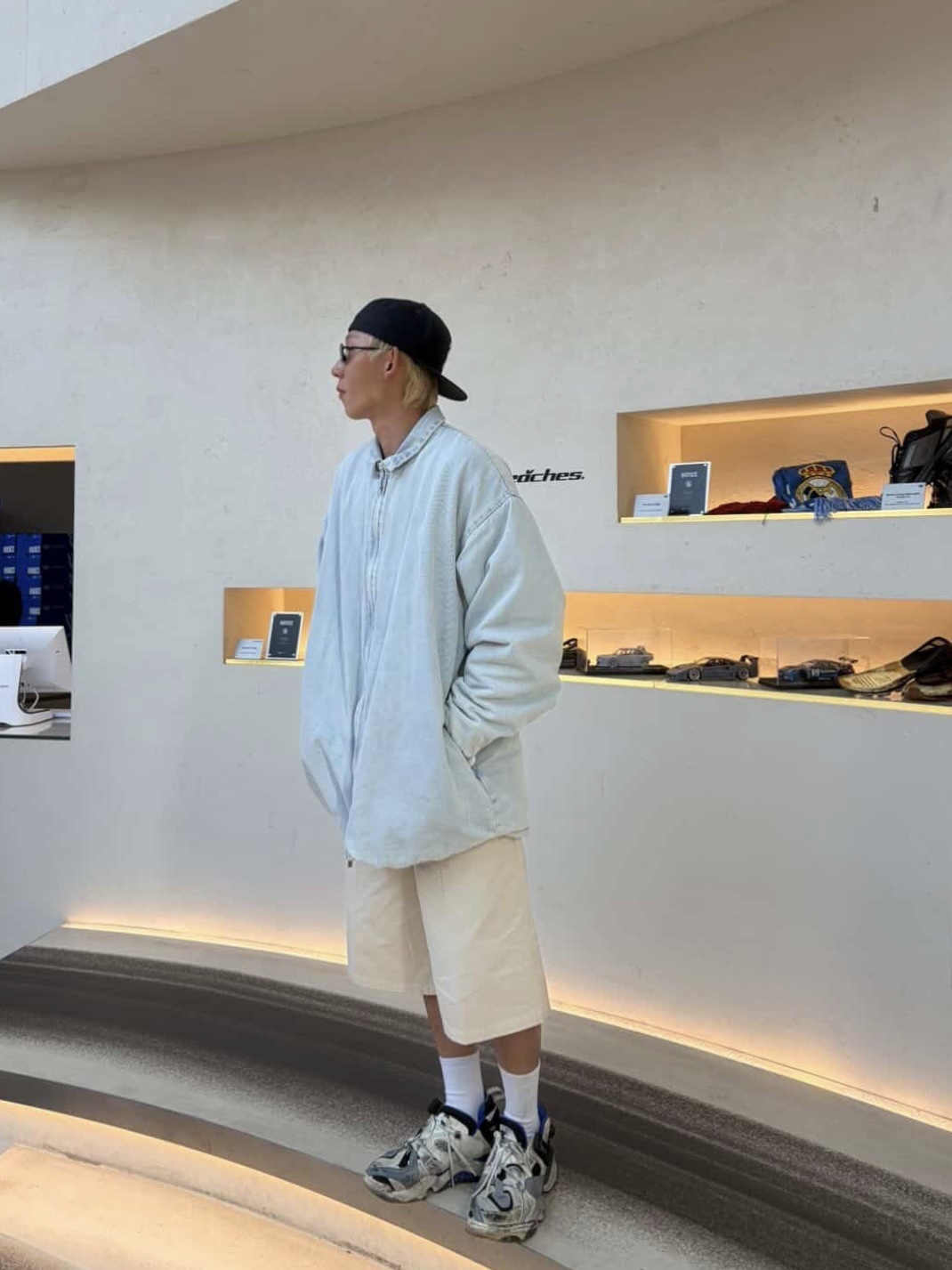 Zara x Willy Chavarria Wide Leg Pleated Bermuda Shorts Cream, Reebok x Vetements Genetically Modified Pump Dirty Chalk 착용 스타일 - 2