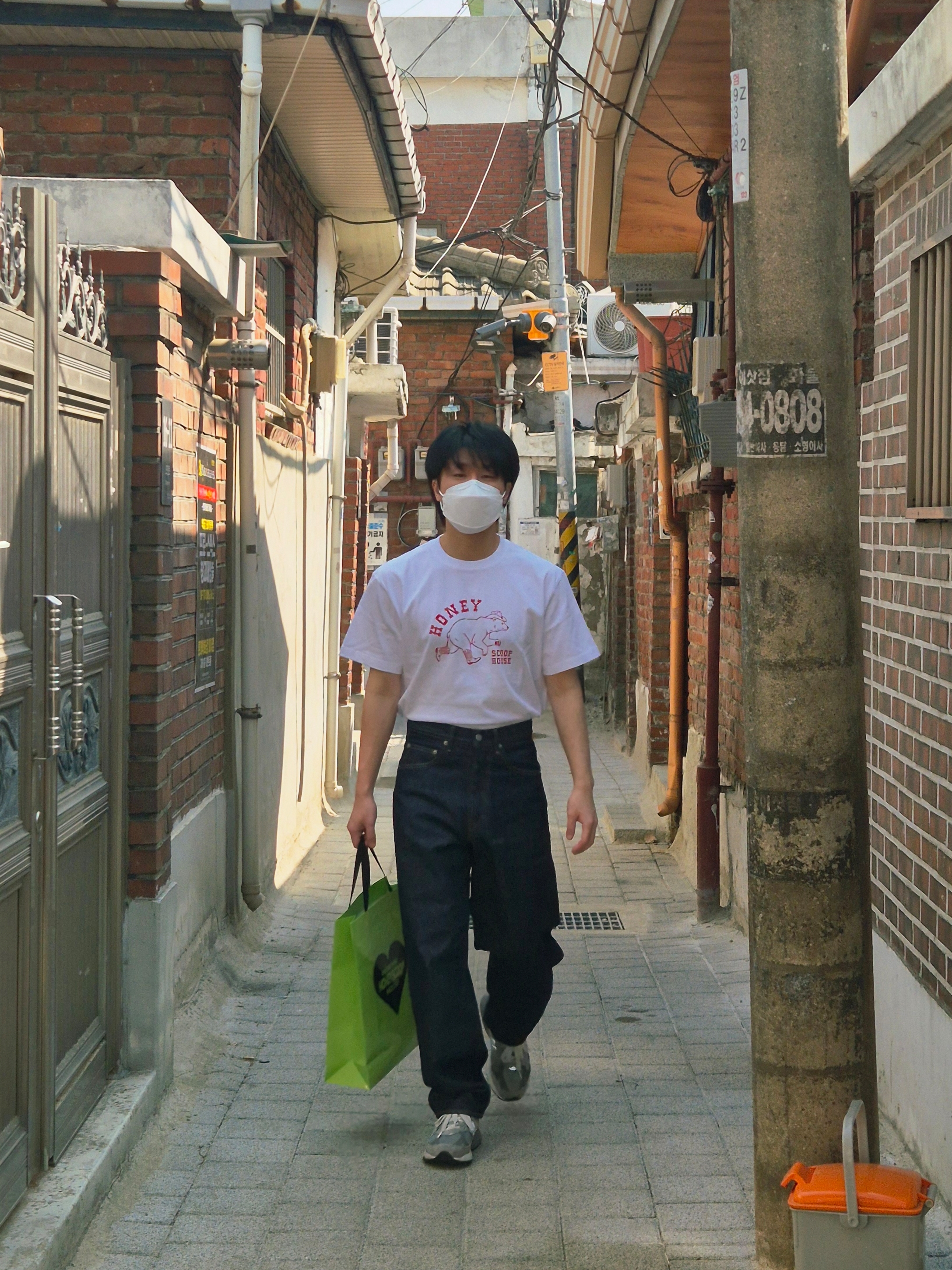 Honey Scoop House Western Bear Tee White 착용 스타일