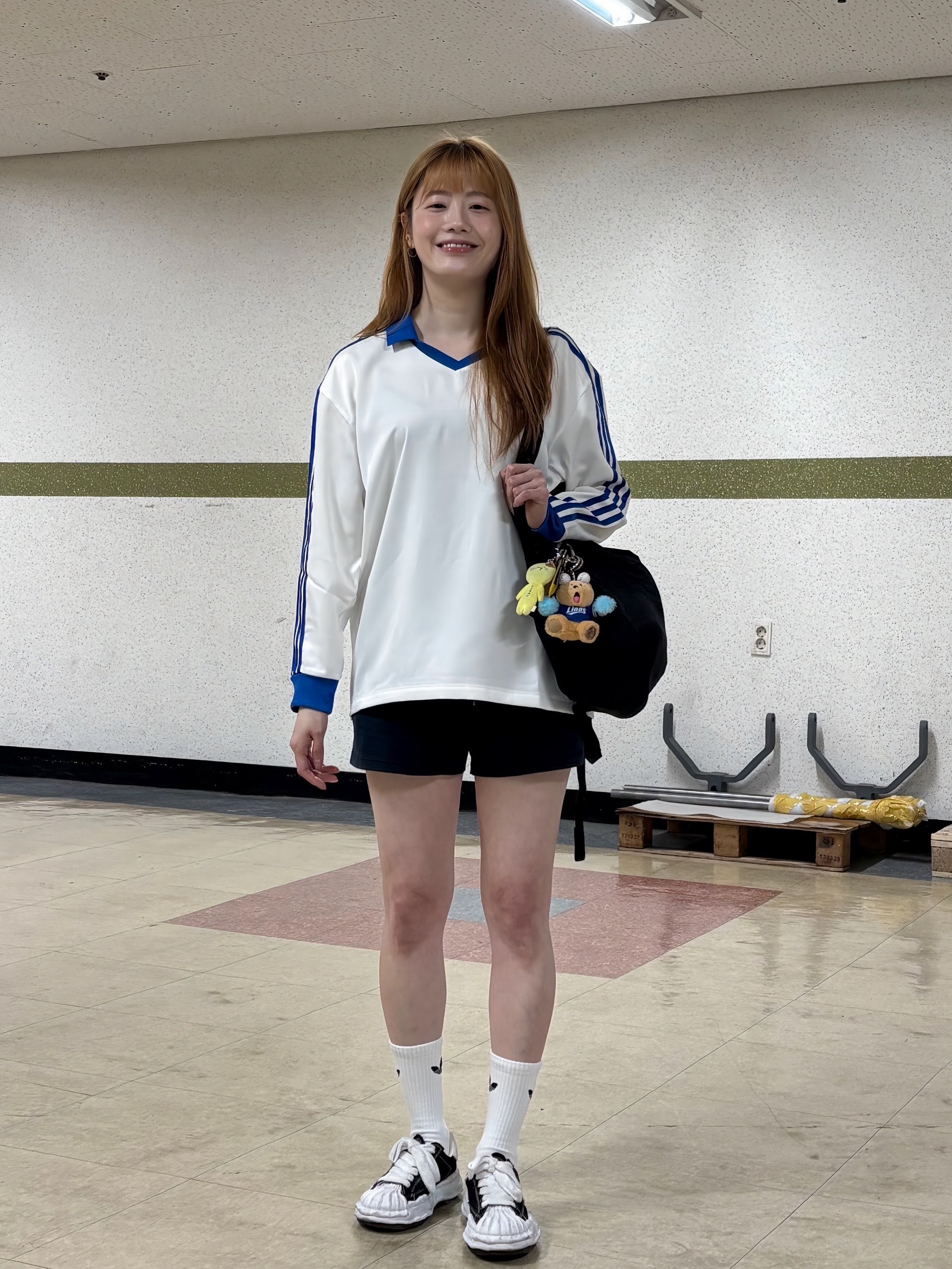 (W) Adidas 3-Stripes Satin Long Sleeve T-Shirt Cloud White - KR Sizing, Maison Mihara Yasuhiro Blakey OG Sole Canvas Low-top Sneakers Black White 착용 스타일 - 4