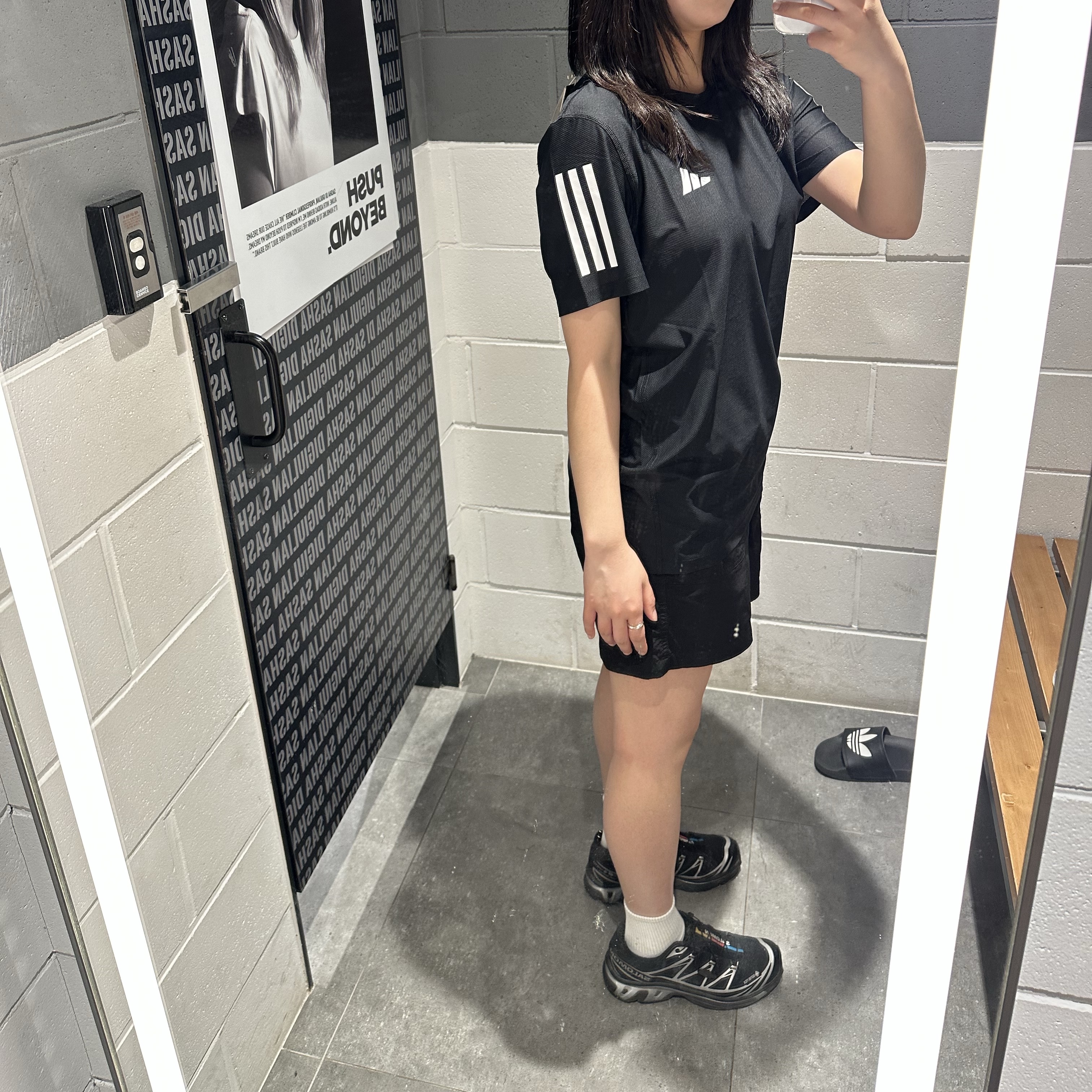 (W) Adidas Sock Cali Short Sleeve T-Shirt Black - KR Sizing 착용 스타일