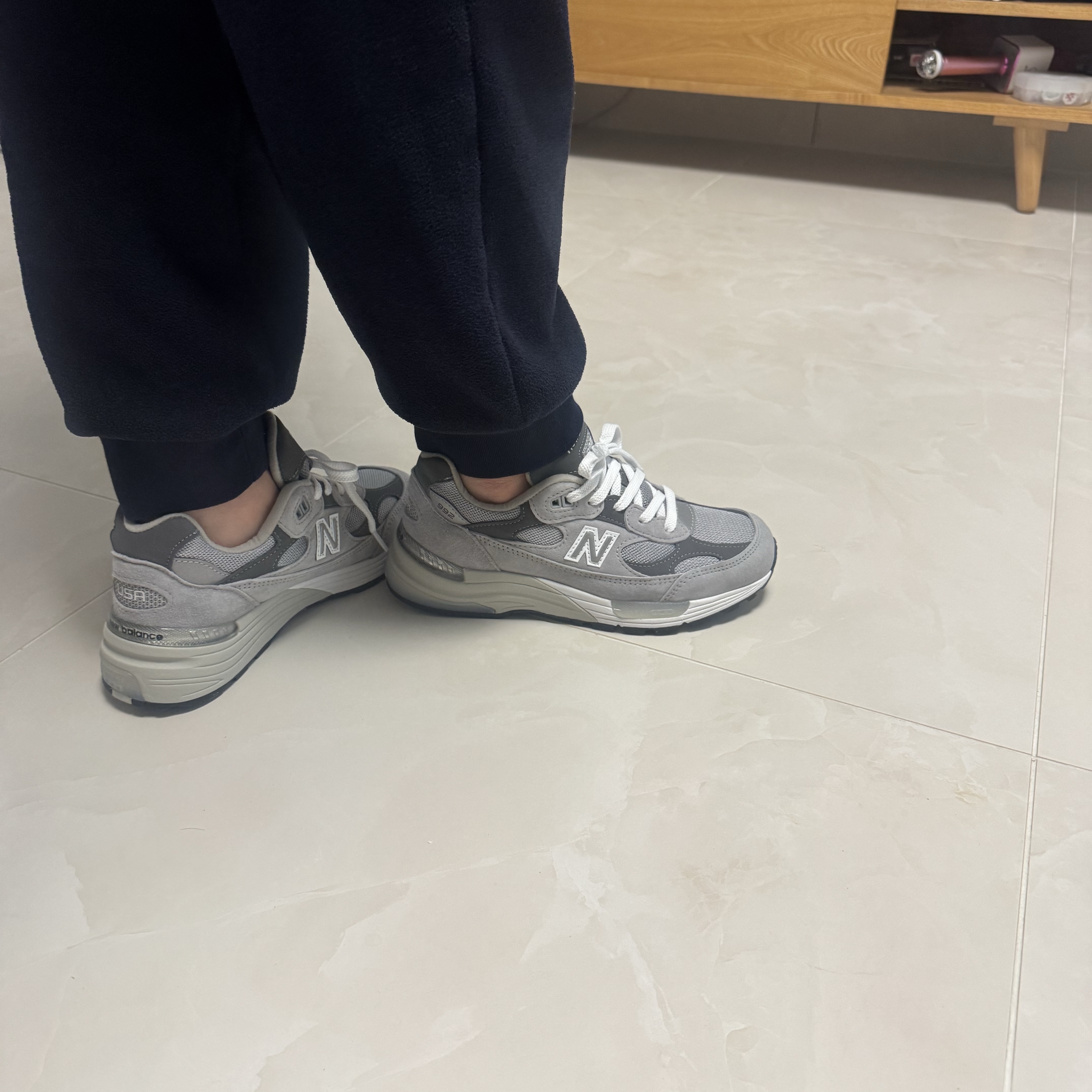 New Balance 992 Made in USA Core Grey Silver Metallic 착용 스타일 - 2