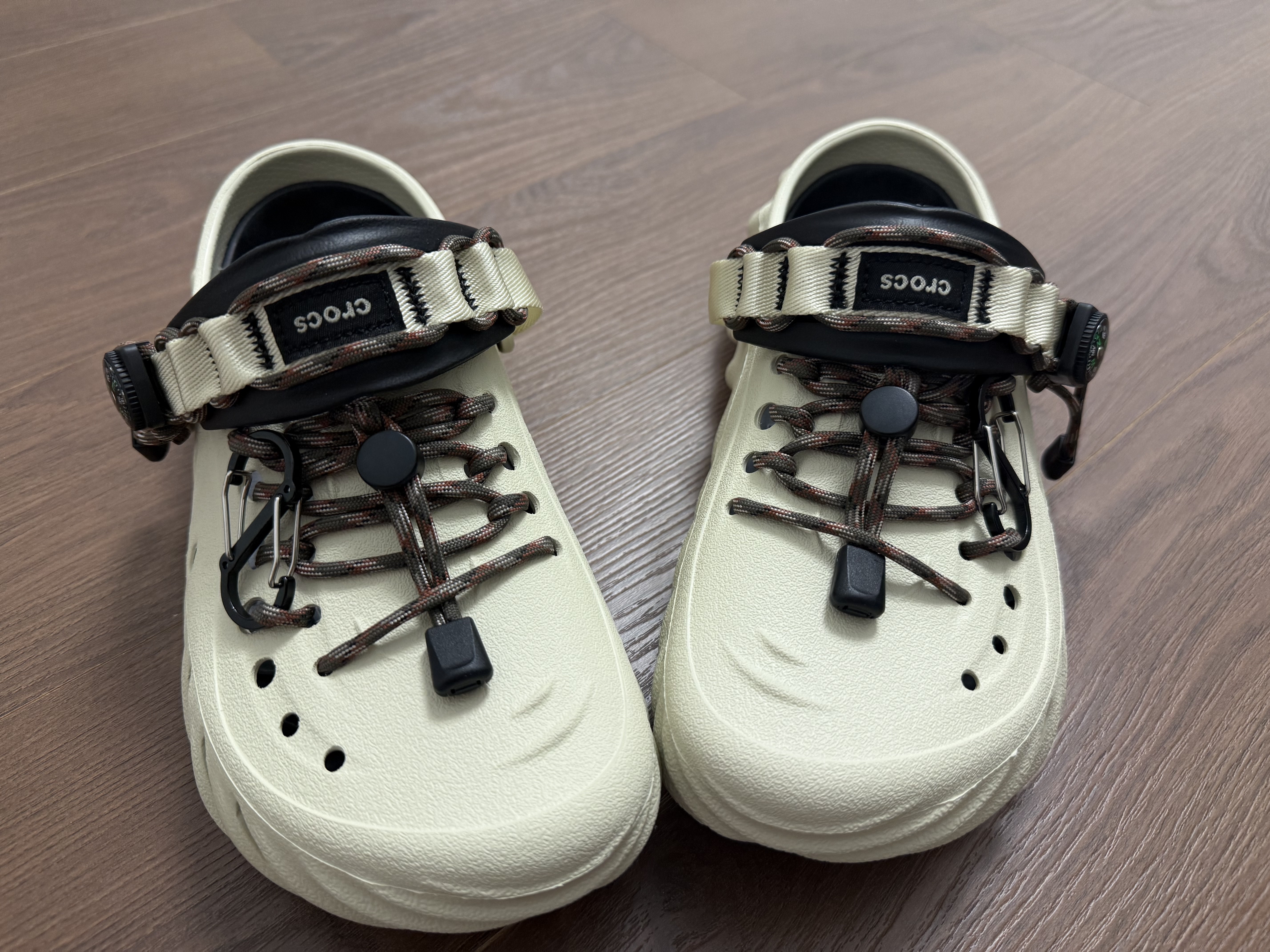 Crocs Echo Clog Bone Black 착용 스타일 - 1