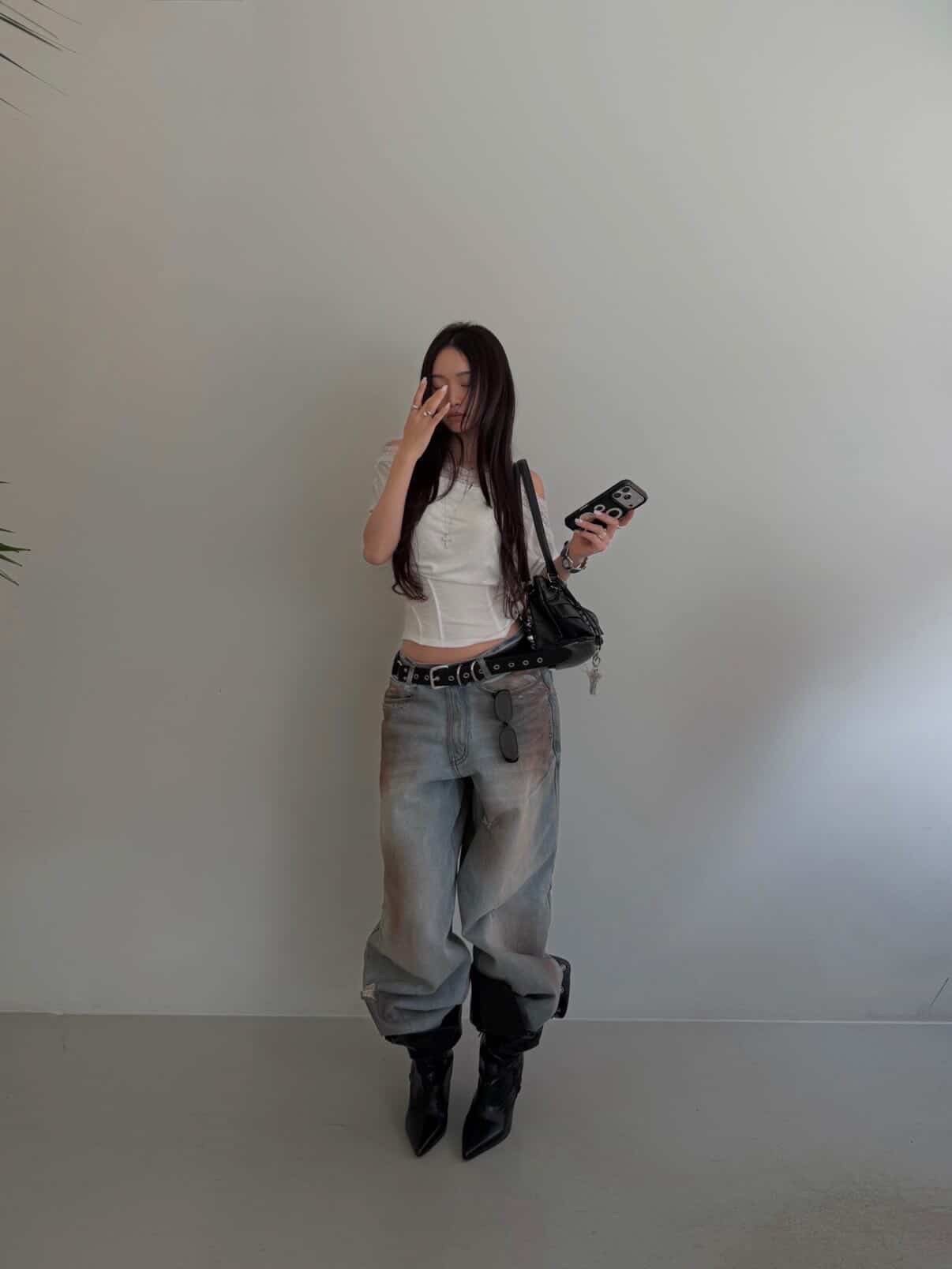 BLR Punched Dirty Wide Denim Pants Light Blue 착용 스타일