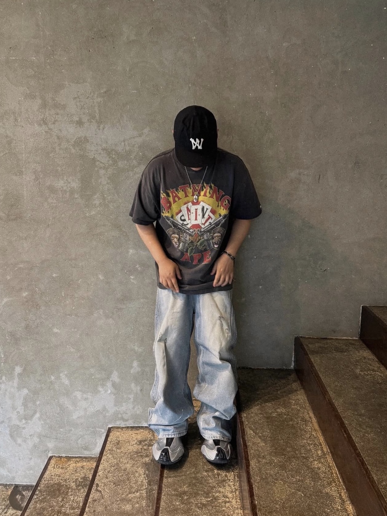 BAPE x Saint Mxxxxxx Guns T-Shirt Charcoal, Aoiro 6-Panel Bone A/N Cap Black 착용 스타일