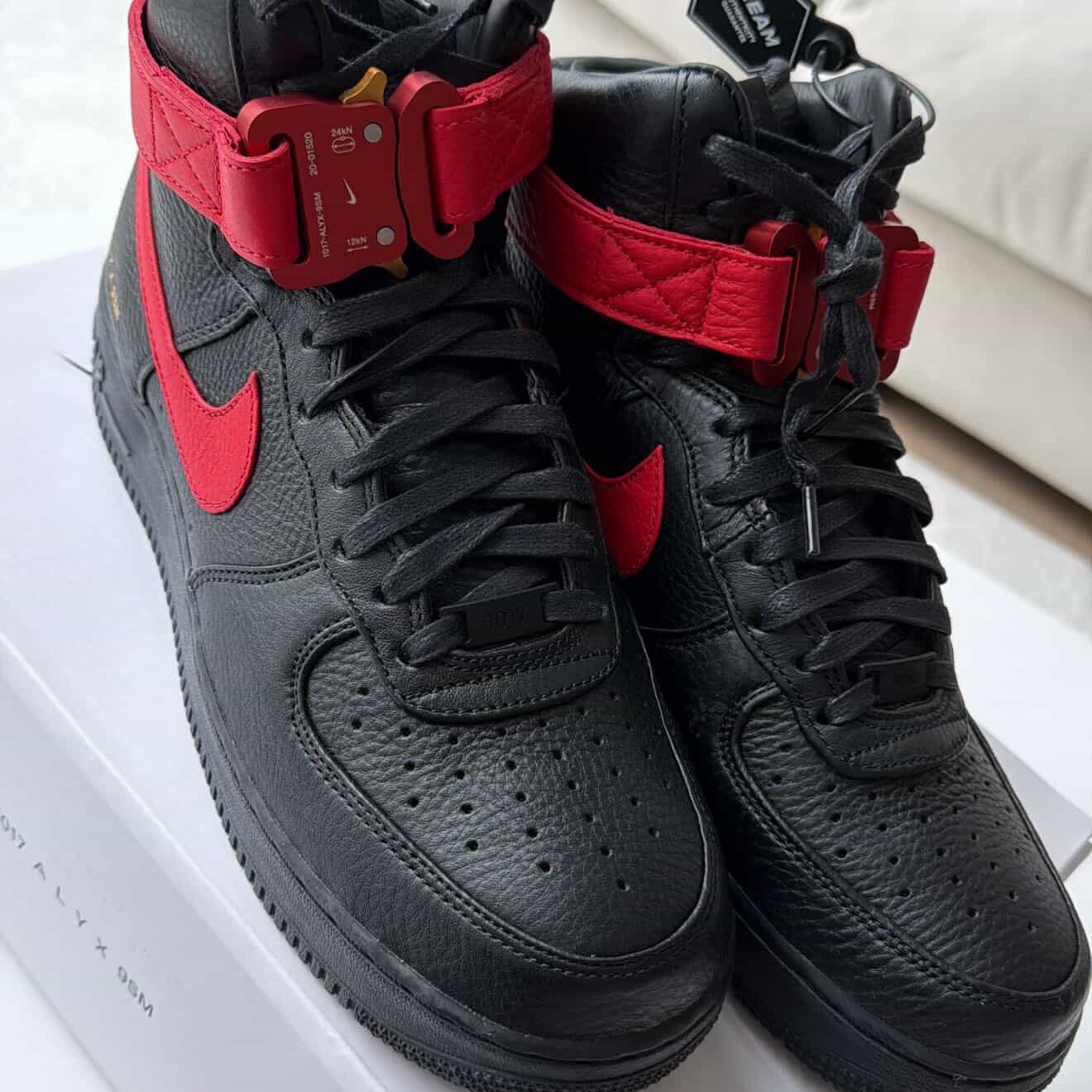 Nike x 1017 Alyx 9SM Air Force 1 High Black University Red 착용 스타일 - 1