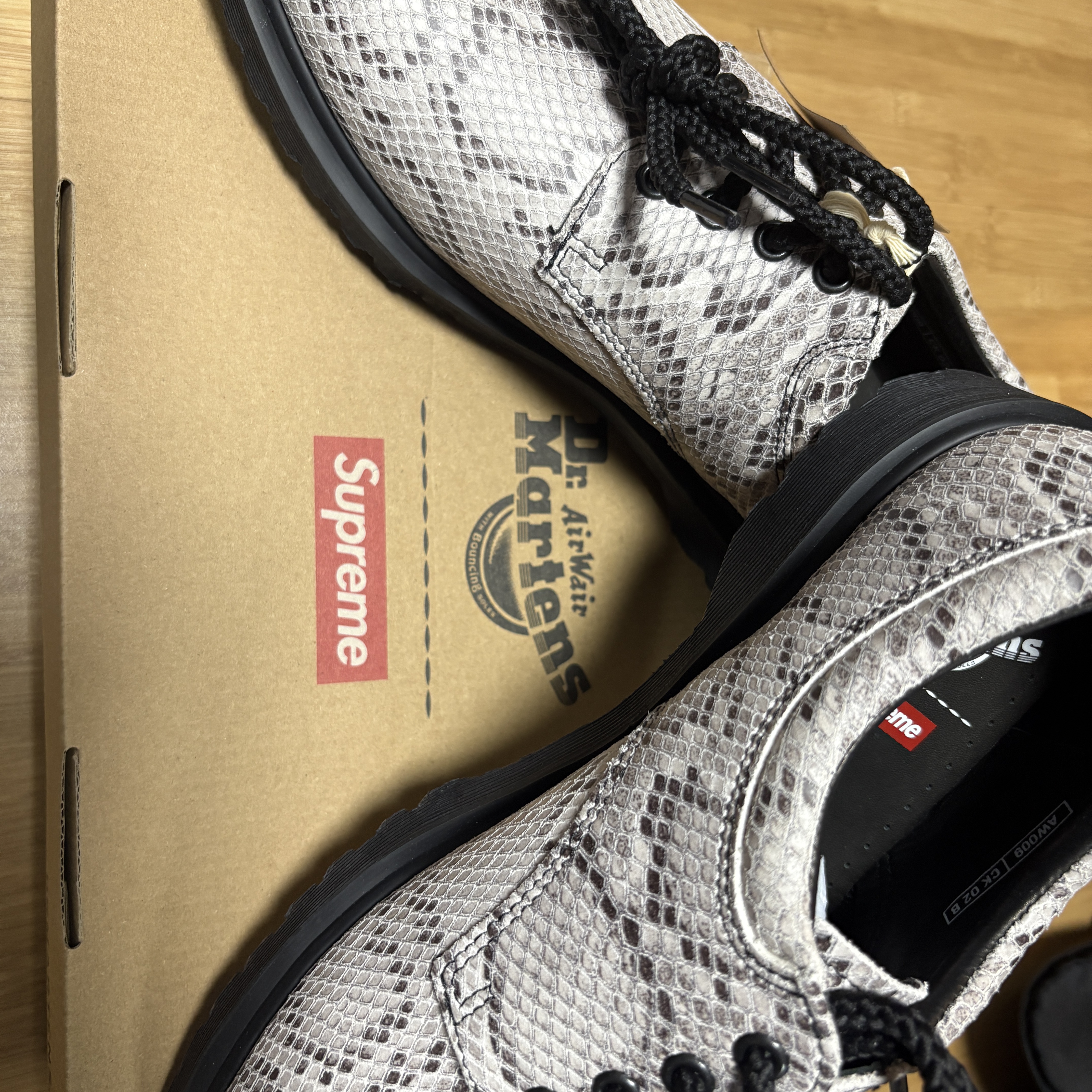 Dr. Martens x Supreme Postal Supreme 4-Eye Shoe Snakeskin - 26SS 착용 스타일