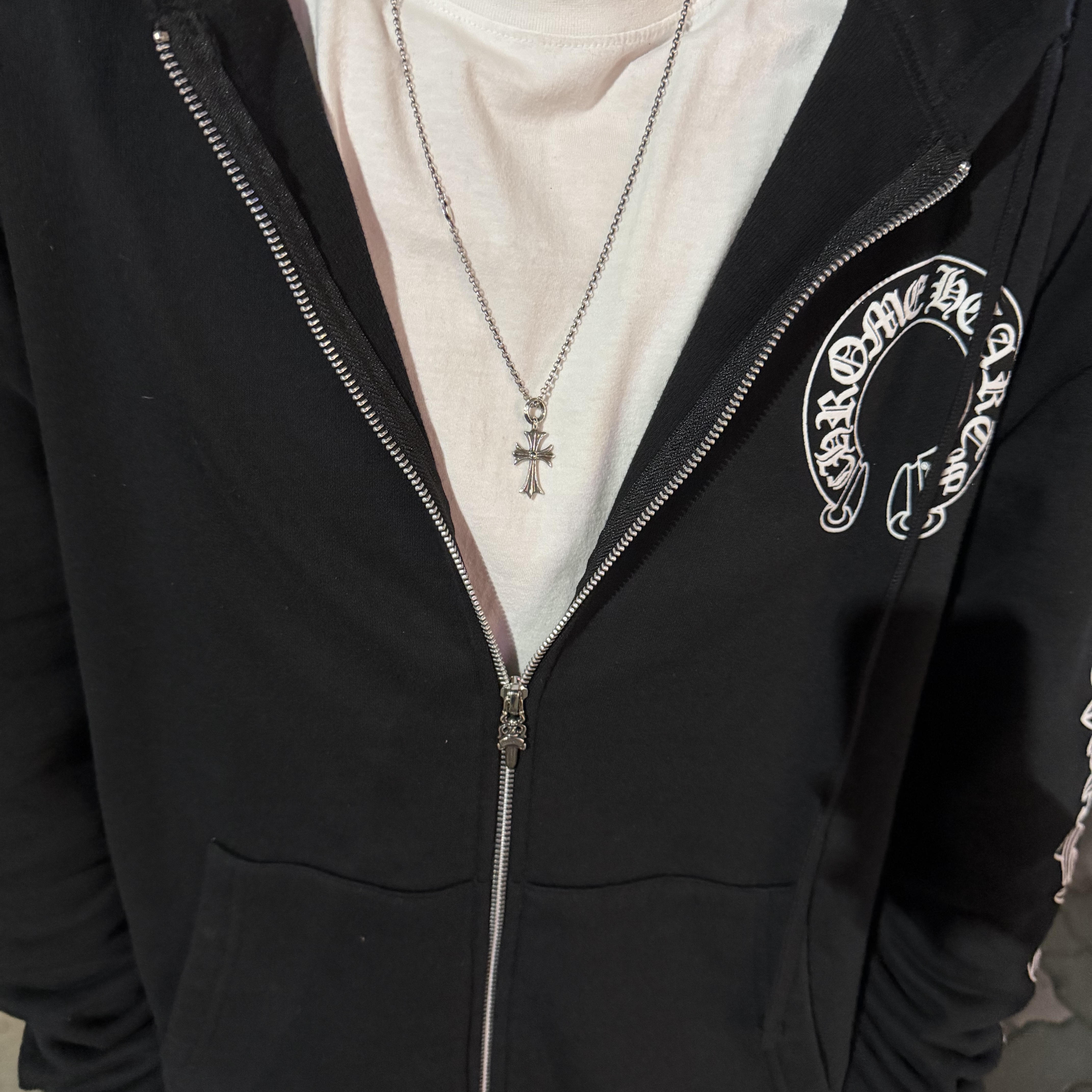 Chrome Hearts Horseshoe Floral Heavyweight Zip-Up Hoodie Black, Hansroom Chrome Hearts Tiny CH cross Charm 착용 스타일