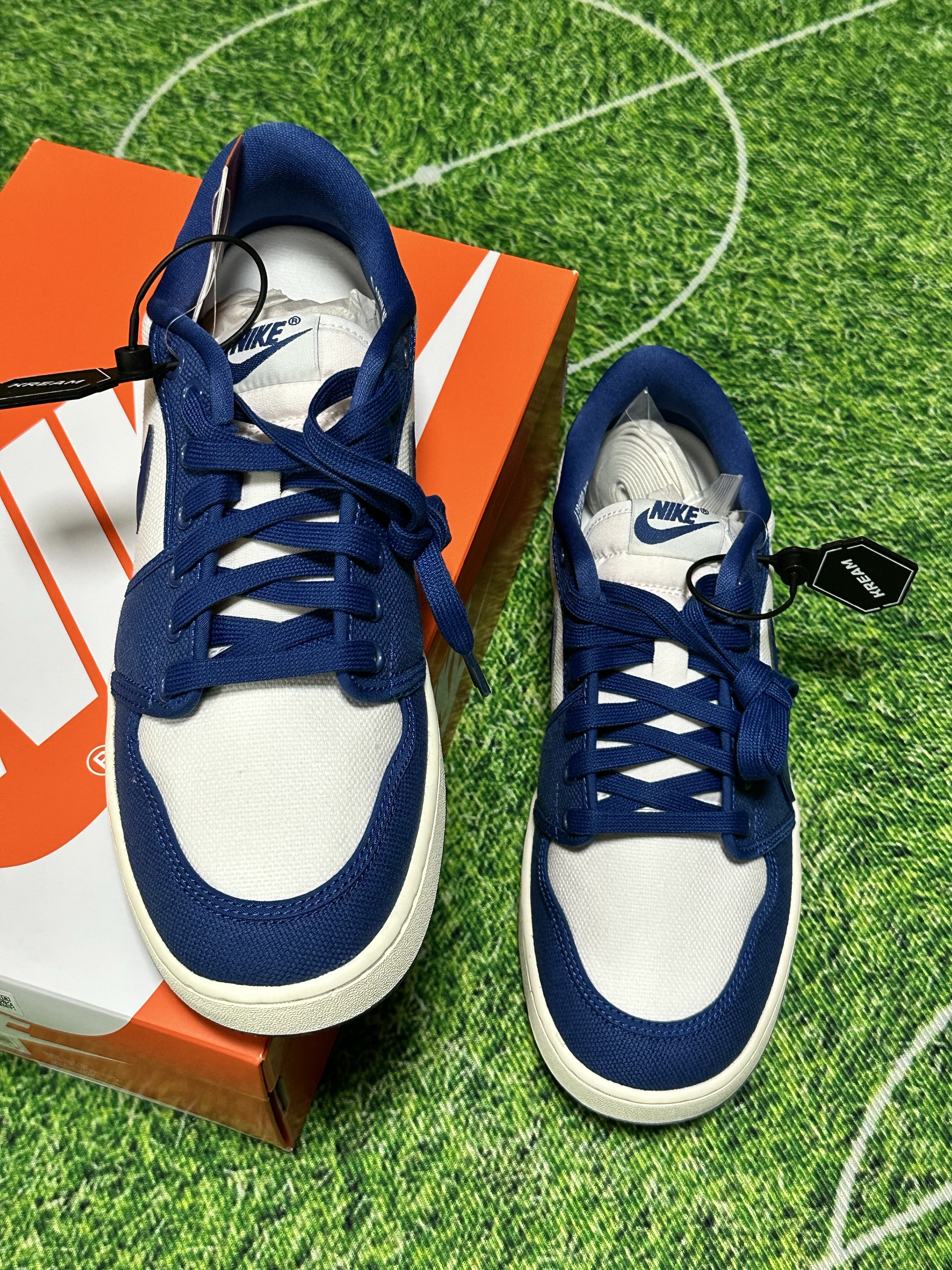 Jordan 1 KO Low White Dark Royal Blue 착용 스타일