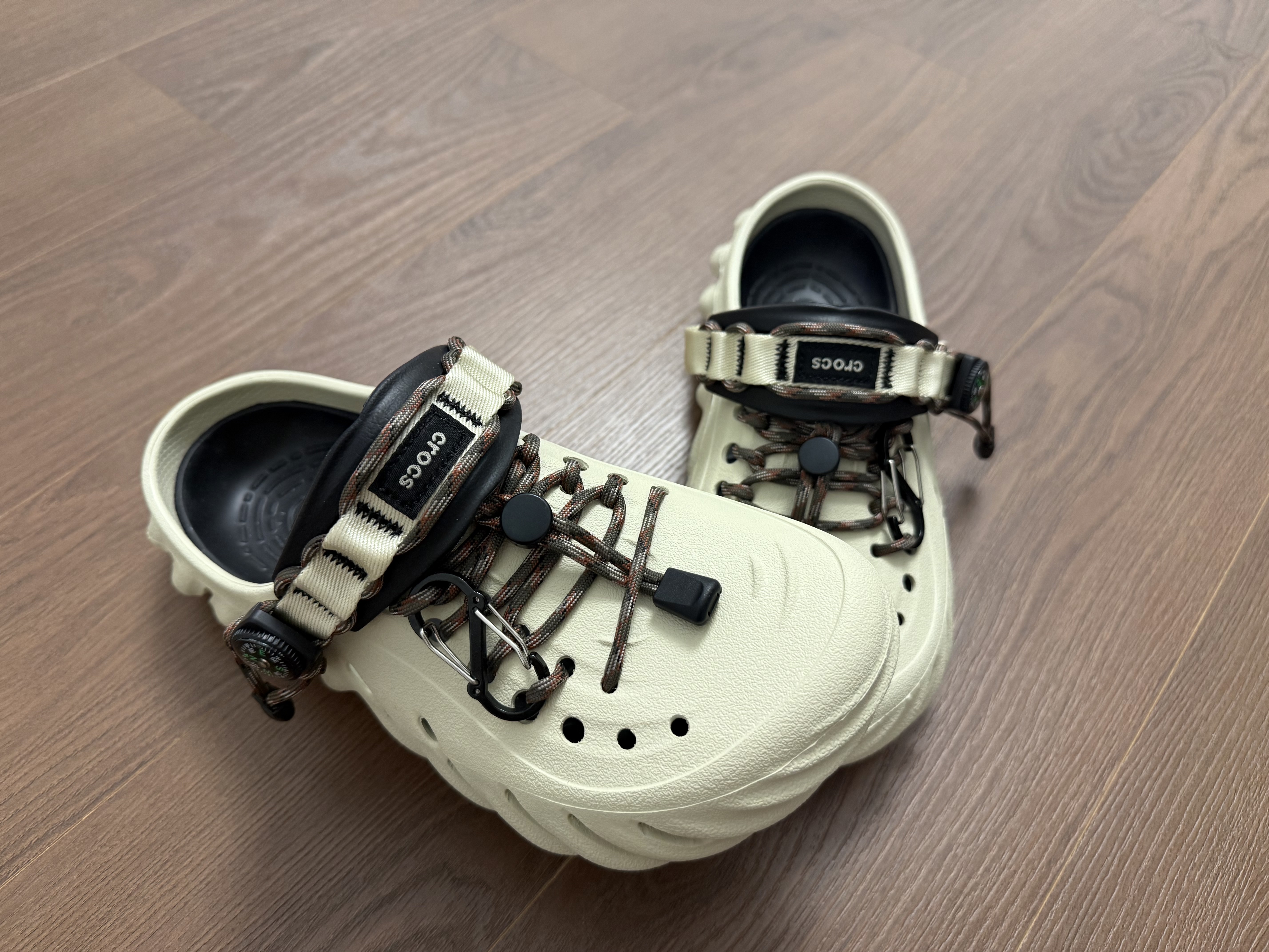 Crocs Echo Clog Bone Black 착용 스타일 - 2