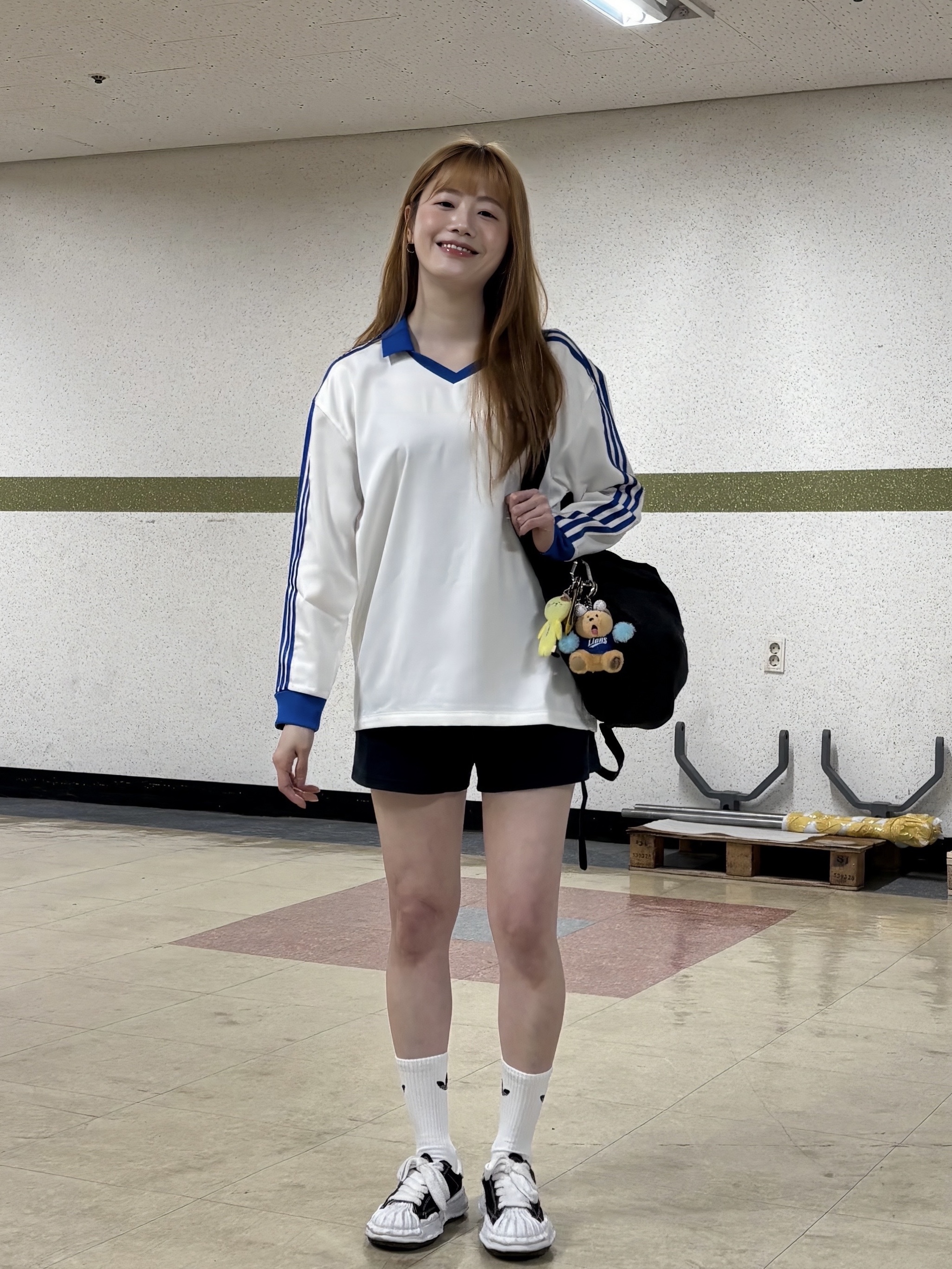 (W) Adidas 3-Stripes Satin Long Sleeve T-Shirt Cloud White - KR Sizing, Maison Mihara Yasuhiro Blakey OG Sole Canvas Low-top Sneakers Black White 착용 스타일 - 3