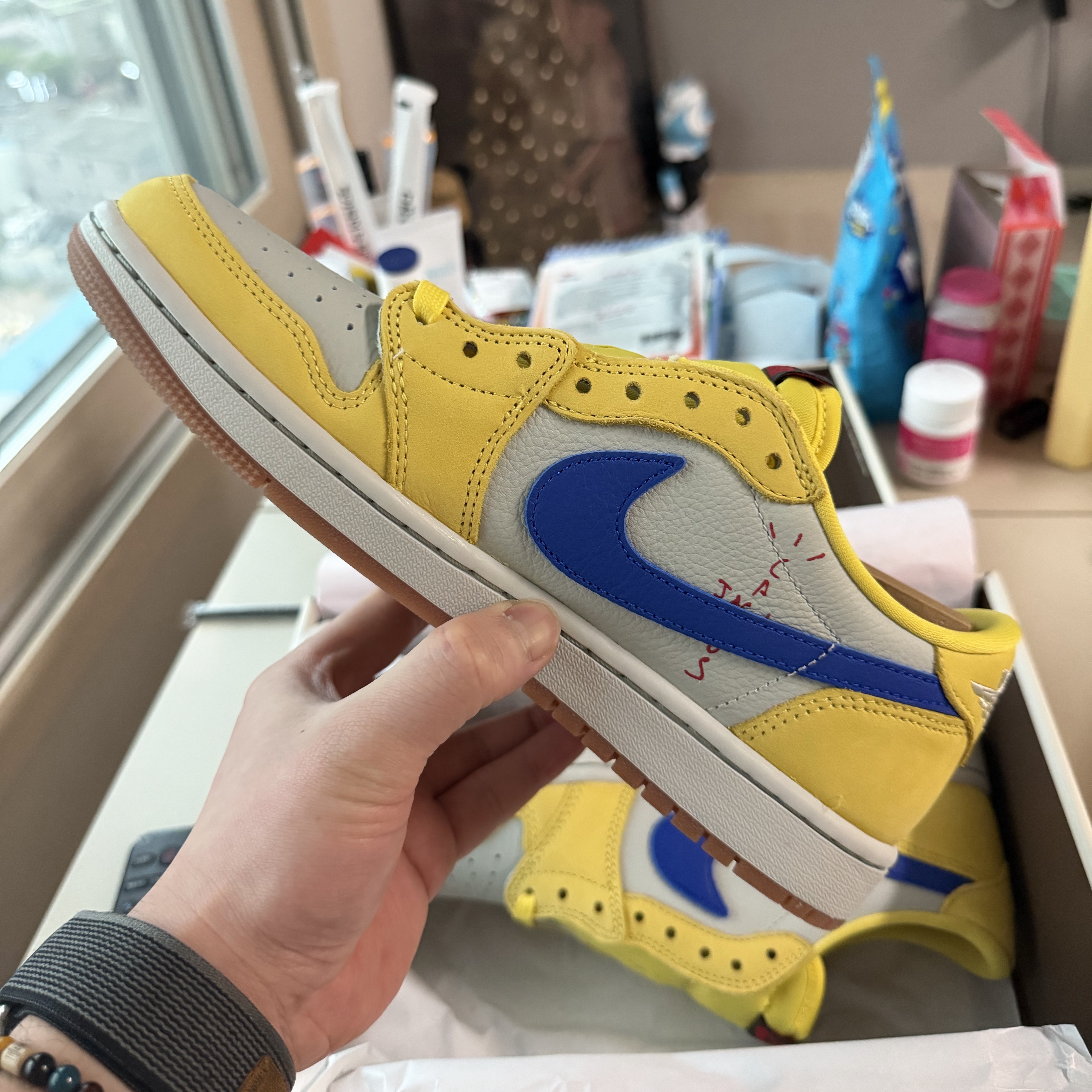 (W) Jordan 1 x Travis Scott Retro Low OG SP Canary 착용 스타일 - 2