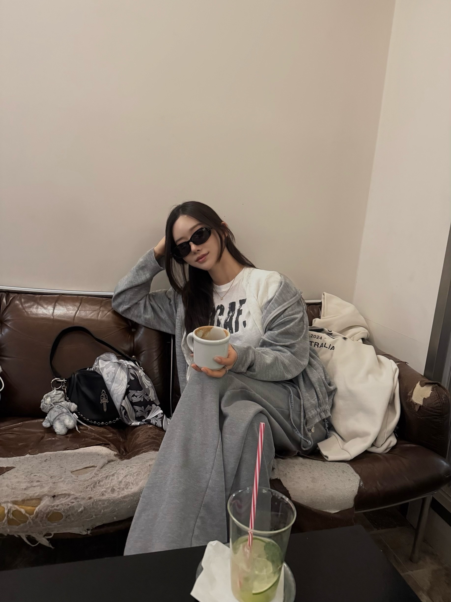 (W) Nike Air Max Muse Black and Metallic Silver, Alexii distressed grey hoodie bear 착용 스타일 - 2
