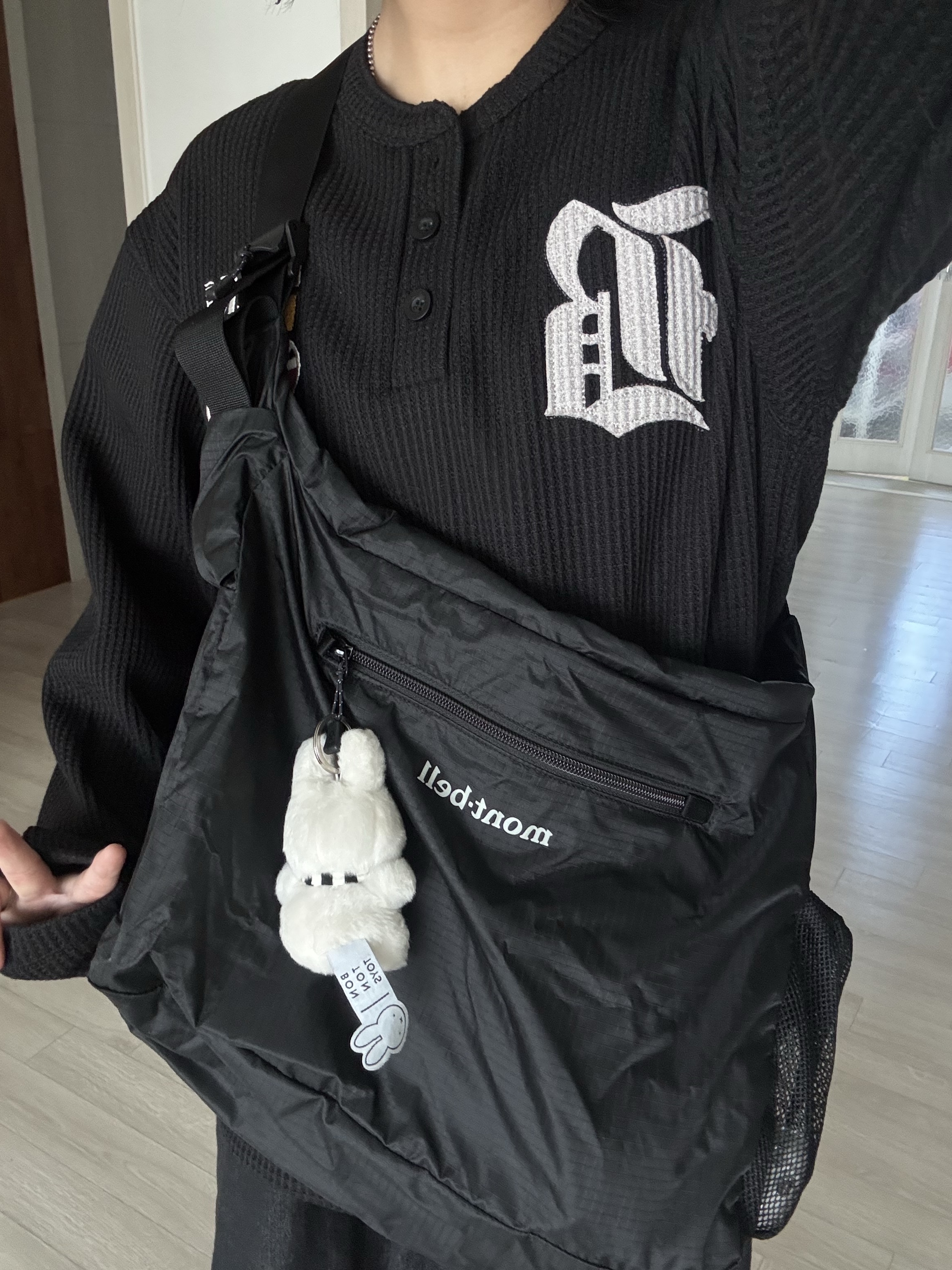 Montbell Pocketable Light Shoulder Bag Small Black, Miffy x Bon Ton Toys Sitting Keychain with Scarf White 착용 스타일 - 1