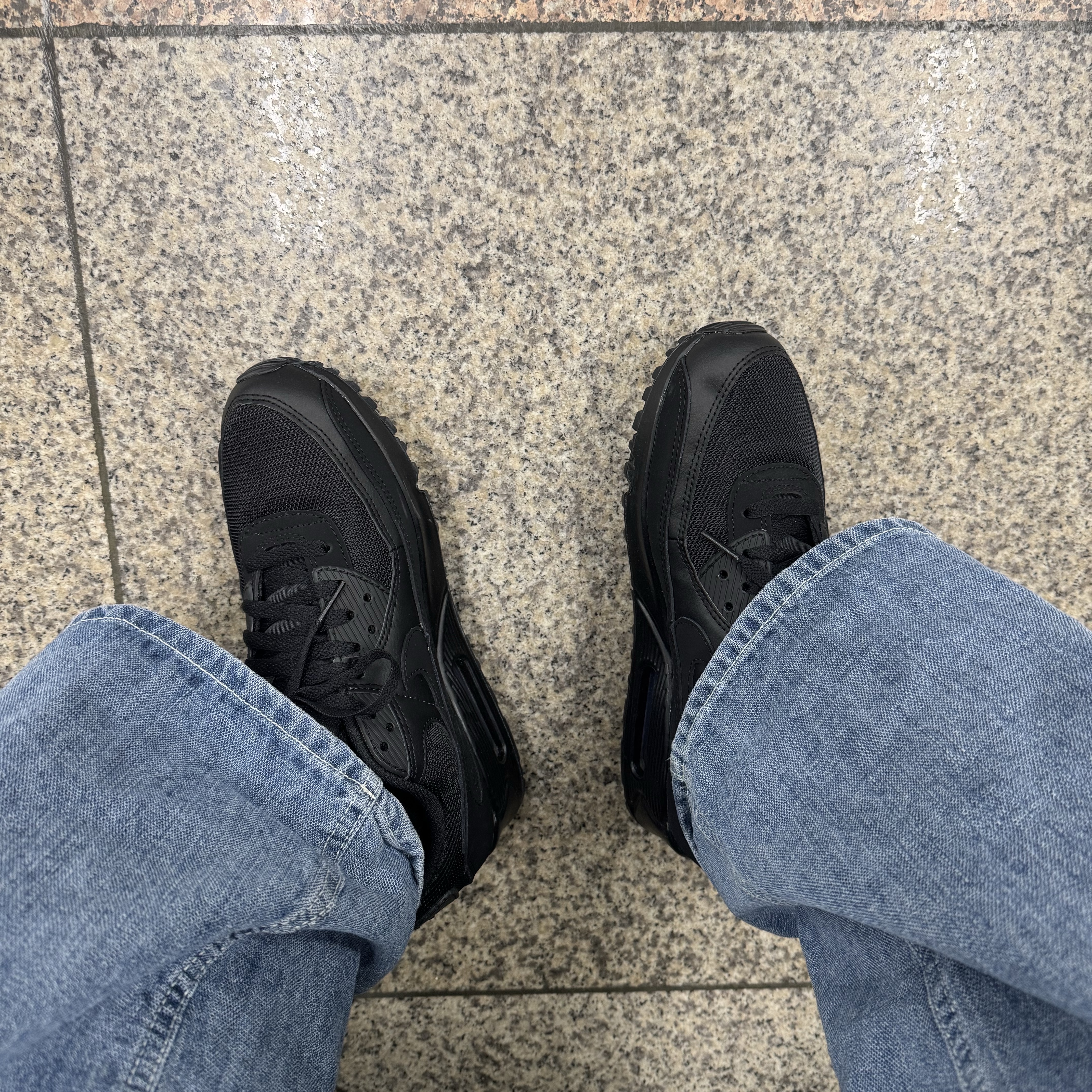 Nike Air Max 90 Triple Black 착용 스타일 - 3