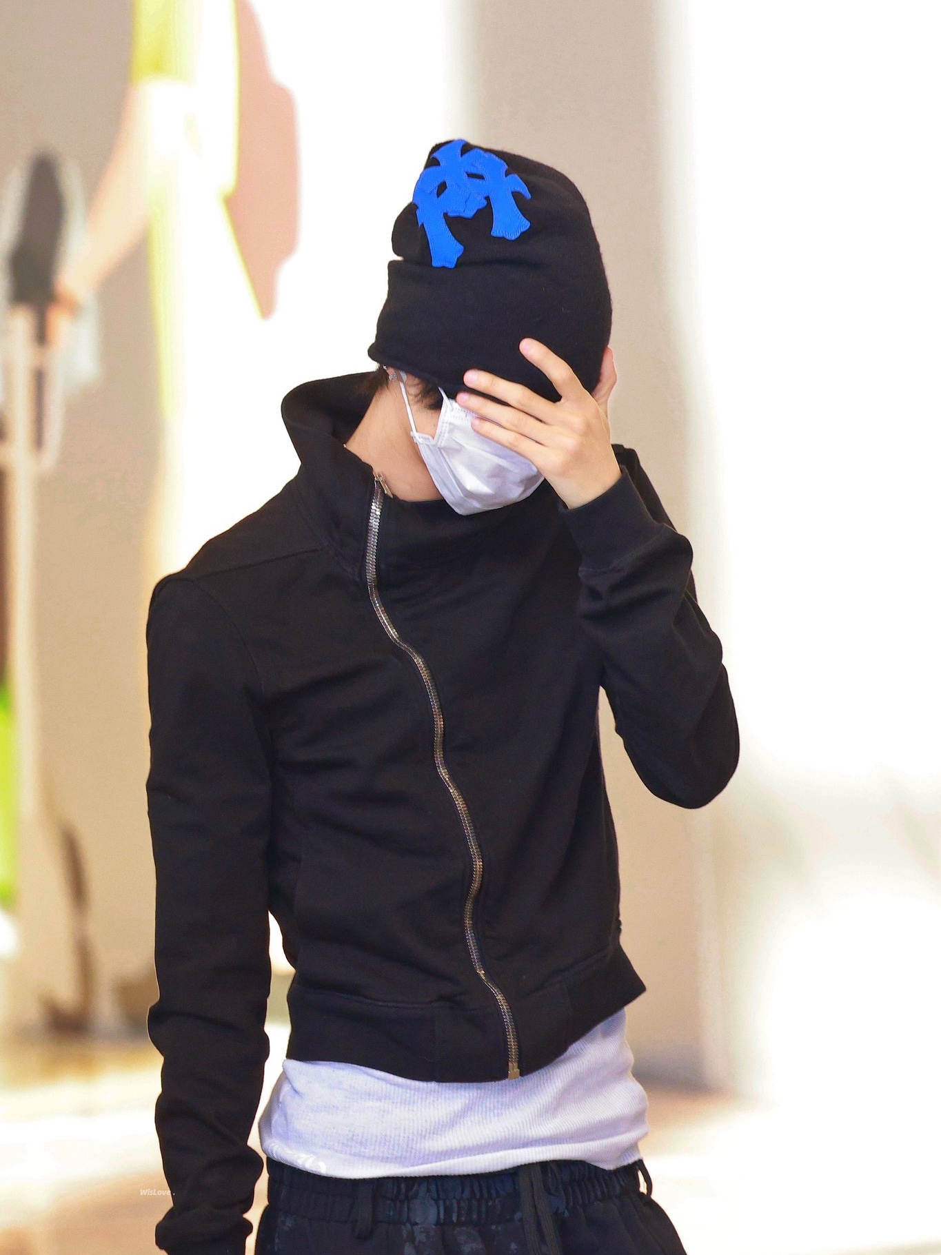 Rick Owens Zipper Sweatshirt Black, Chrome Hearts Cross Patch Cashmere Beanie Black Blue 착용 스타일 - 1