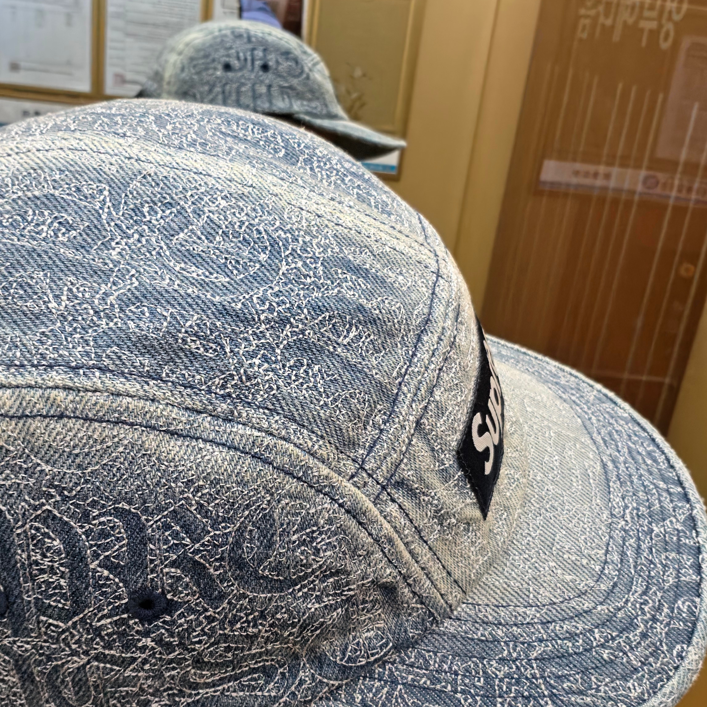 Supreme Stitched Old English Denim Camp Cap Blue - 26SS 착용 스타일 - 2