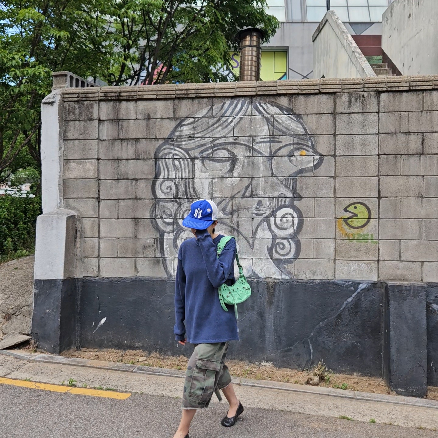 Suade Camo Cargo Shorts Green Camo 착용 스타일 - 1