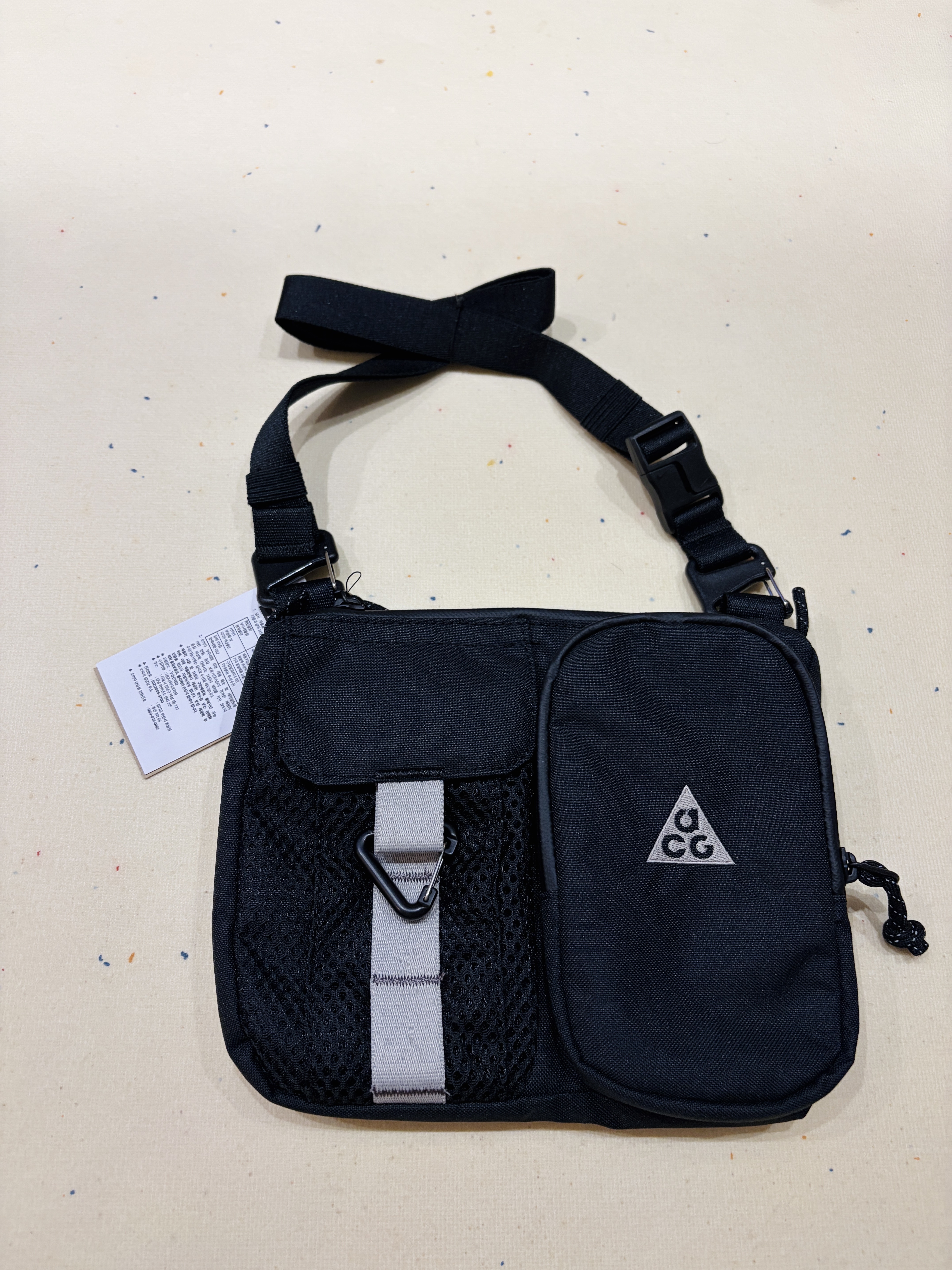 Nike ACG Daymax Crossbody Bag 3L Black College Grey 착용 스타일