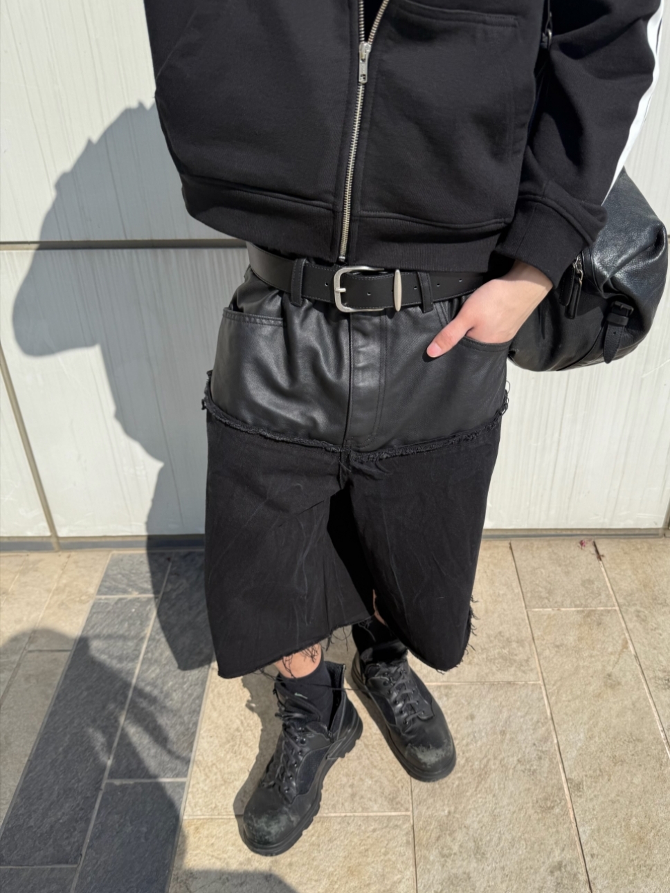 ROARINGRAD Layered Carbon Bermuda Denim Pants Black 착용 스타일 - 2