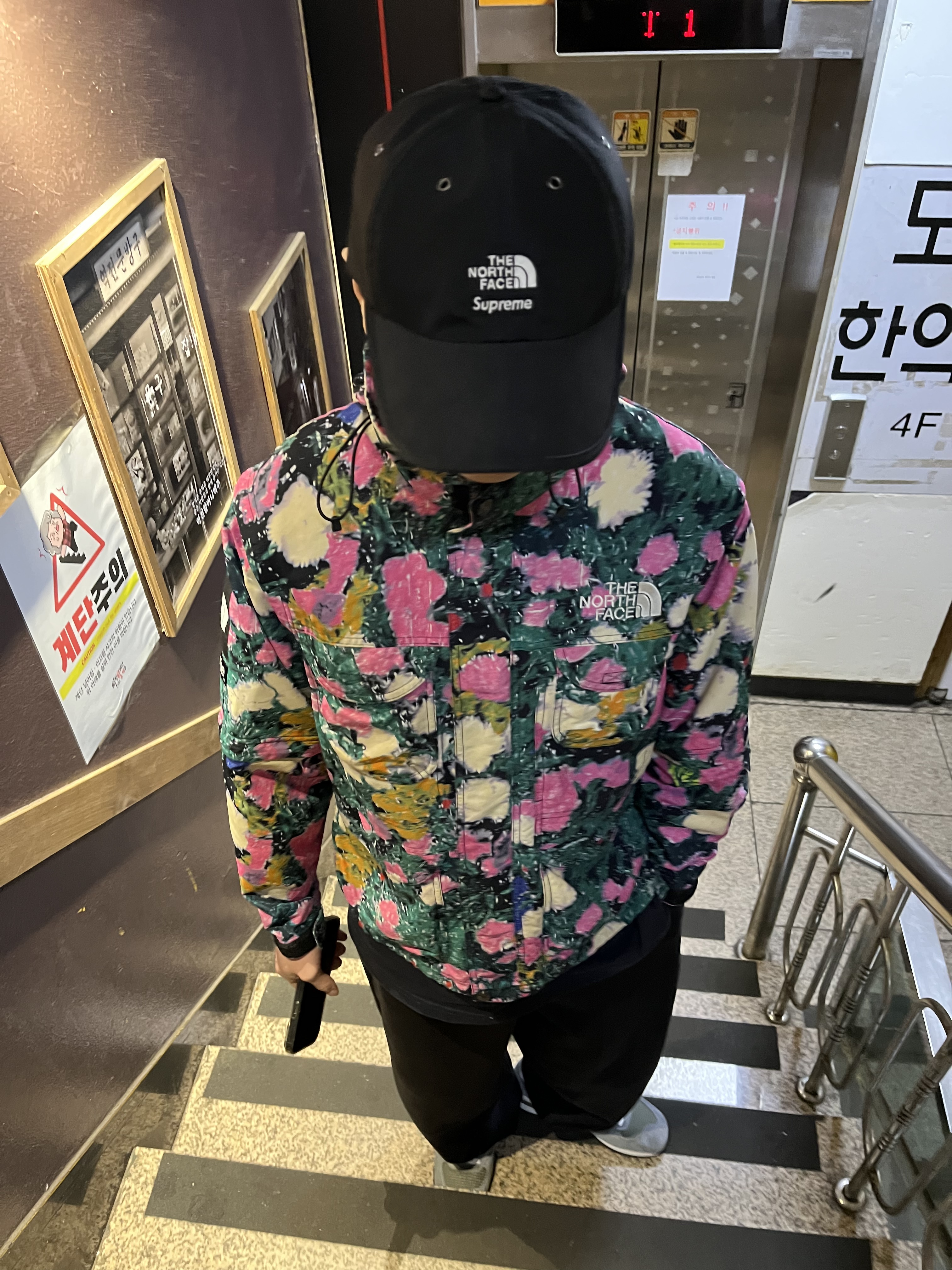 Supreme x The North Face Trekking Convertible Jacket Flowers - 22SS 착용 스타일