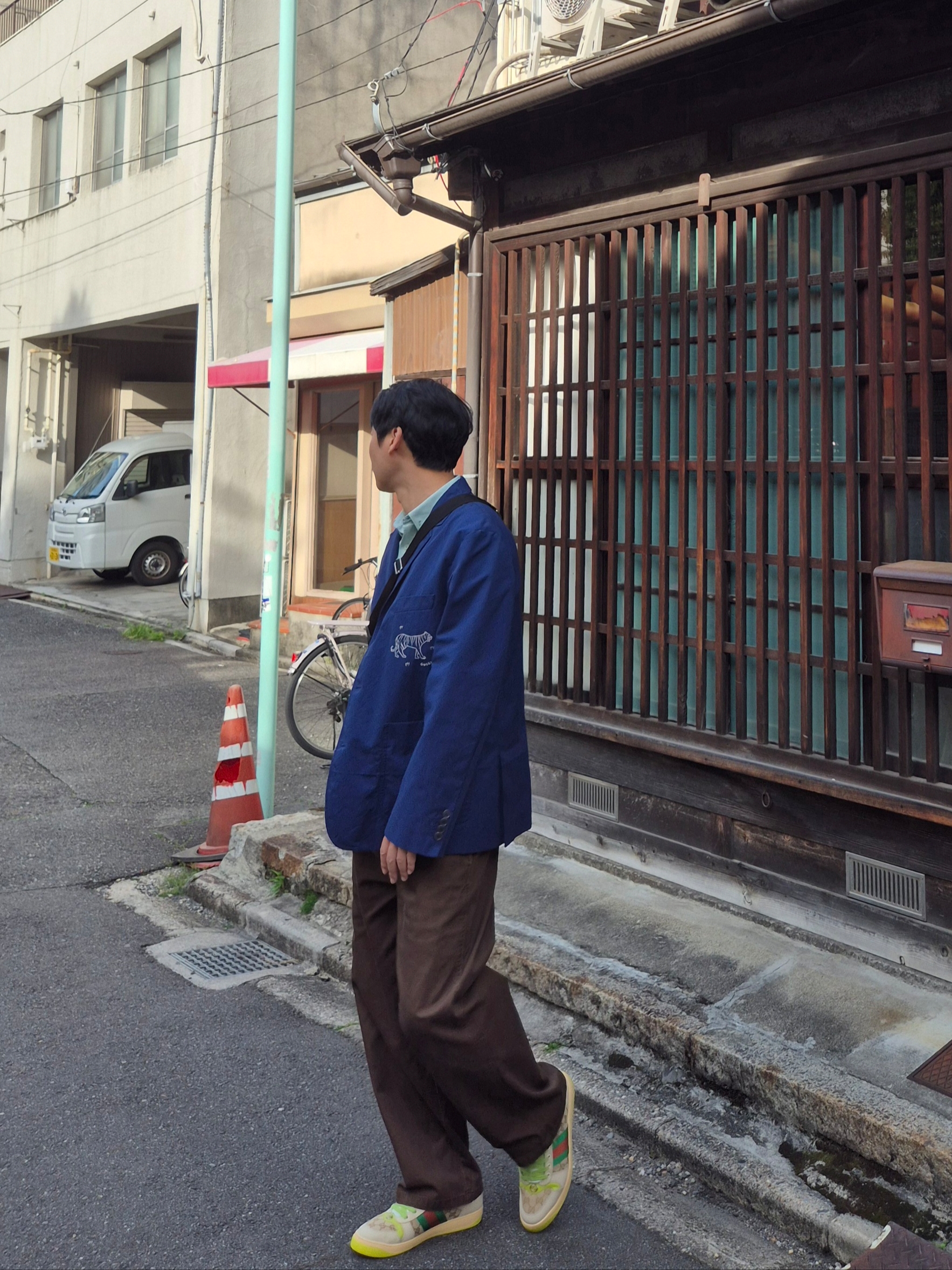 AMI de Coeur Tone-On-Tone Oxford Button Down Shirt Aqua, Gucci Wool Twill Formal Jacket with Label Navy 착용 스타일 - 2