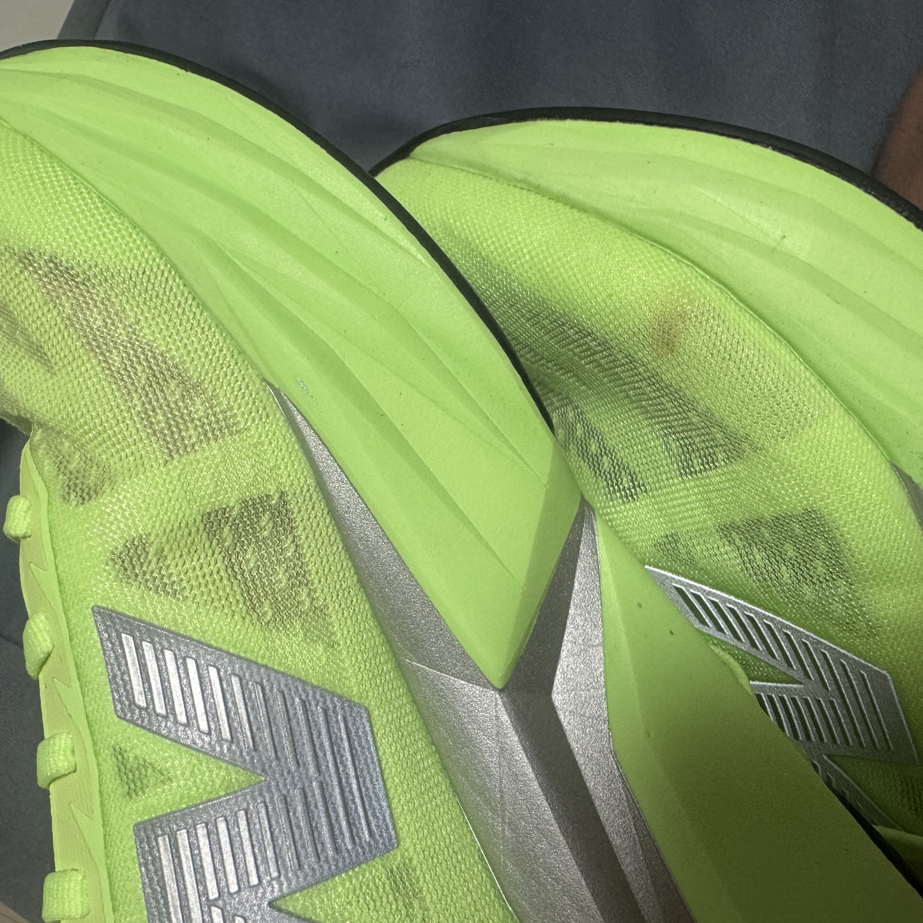 New Balance FuelCell Rebel v5 Lab Green Silver Metallic - 2E Wide 착용 스타일