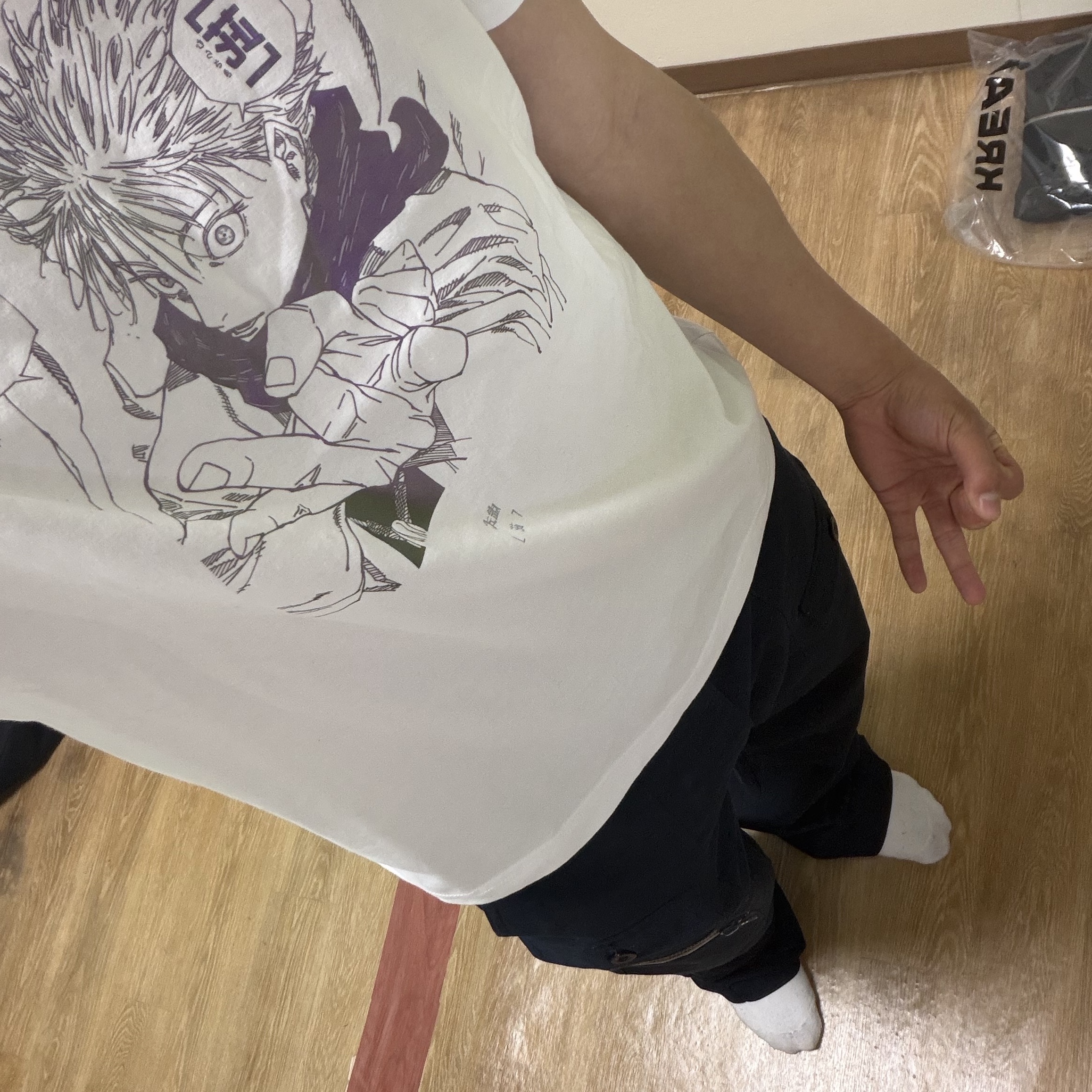 Uniqlo UT Shueisha 100th Anniversary Jujutsu Kaisen T-Shirt White 착용 스타일